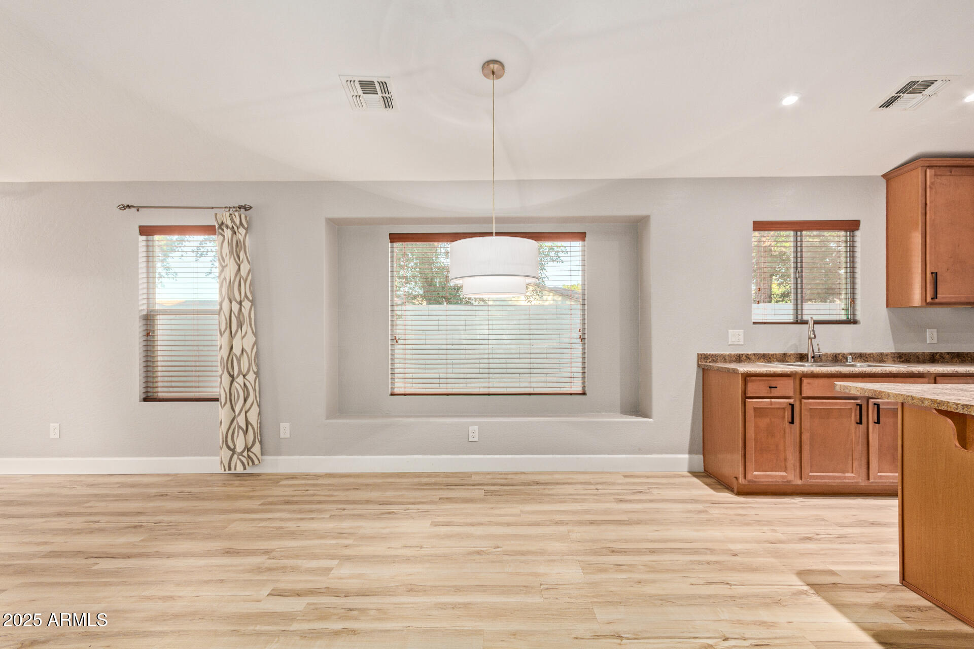 2020 W CARTER Road