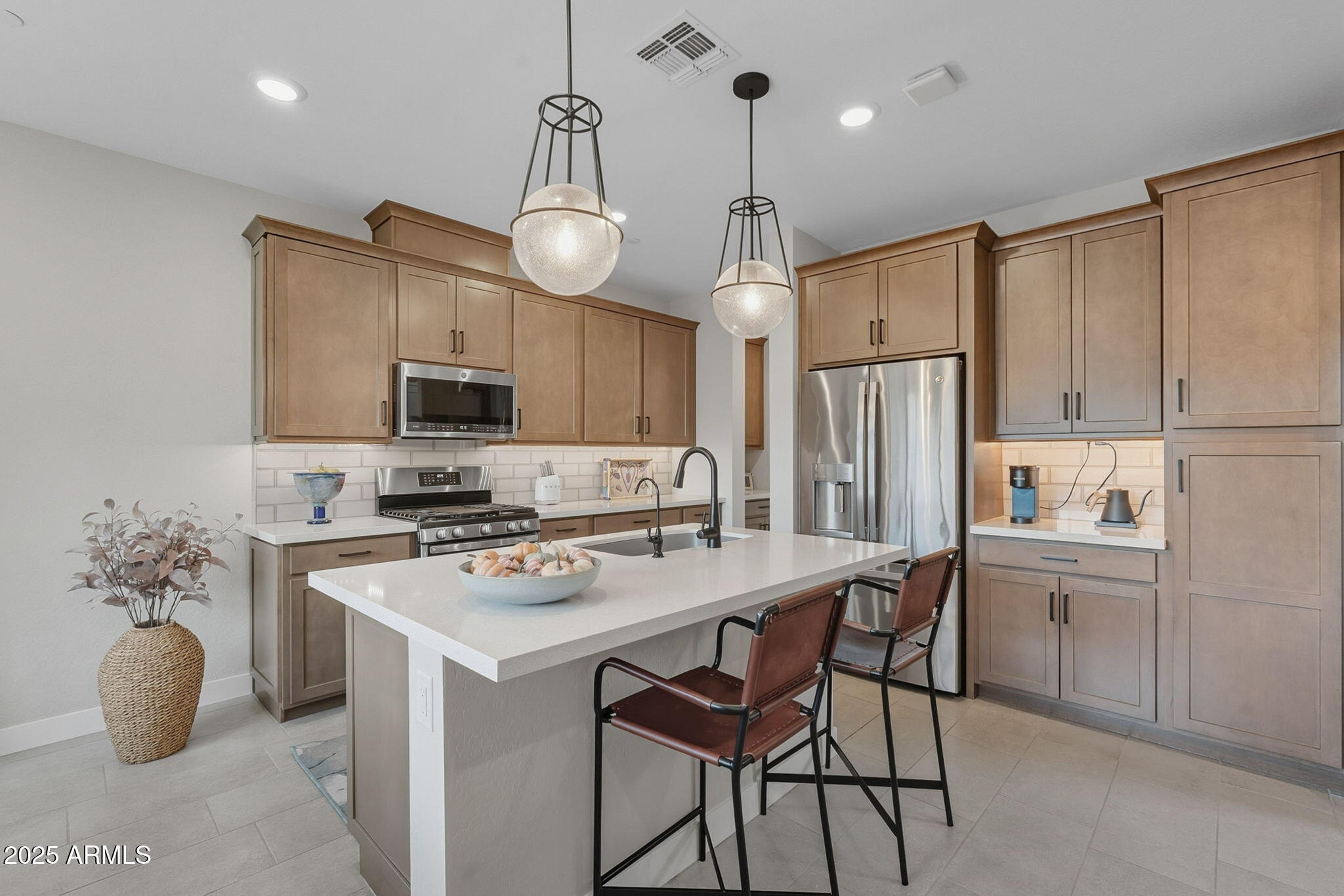 737 E ROJO Way, 103