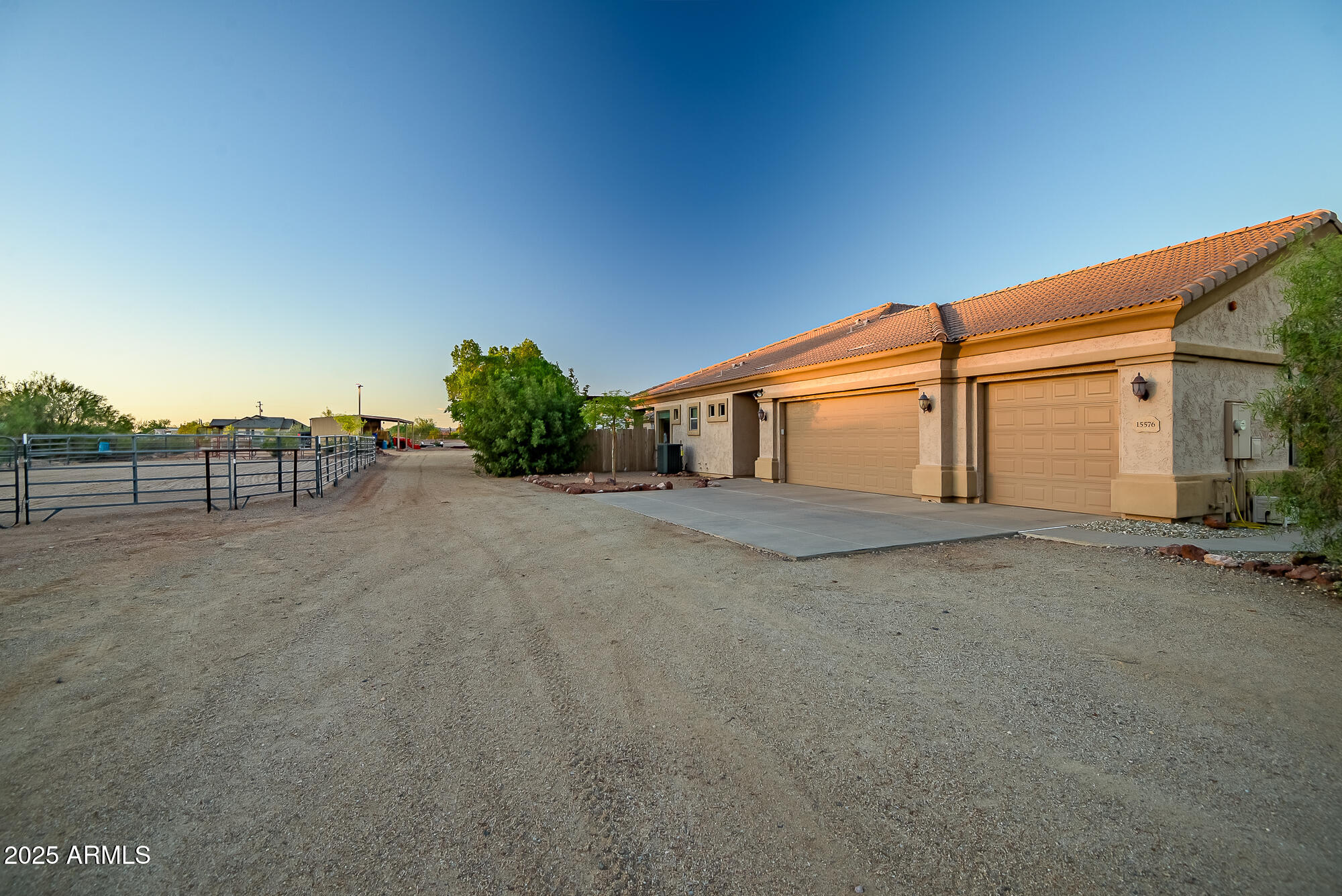 15576 W DALE Lane