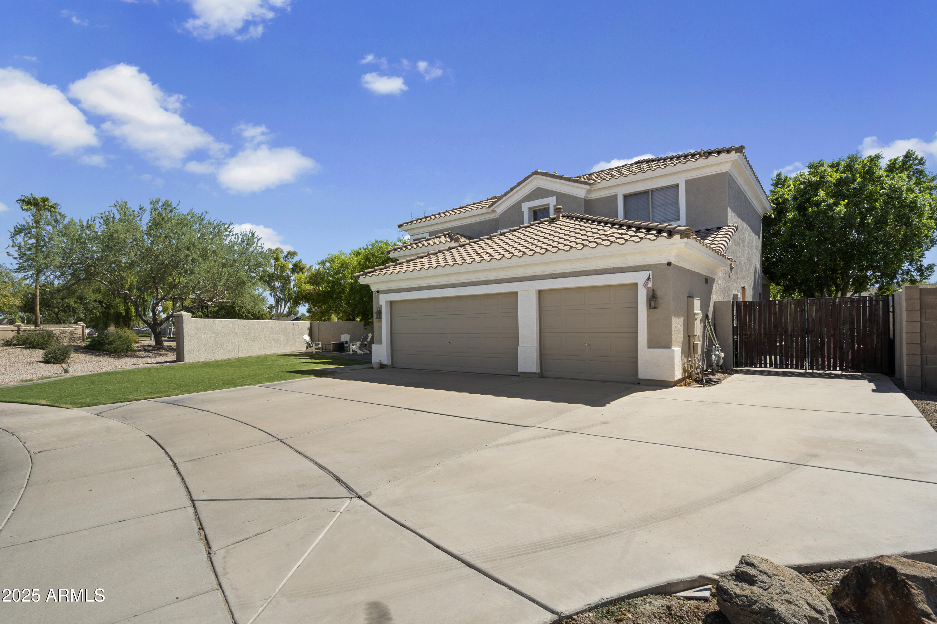 233 W LEAH Avenue