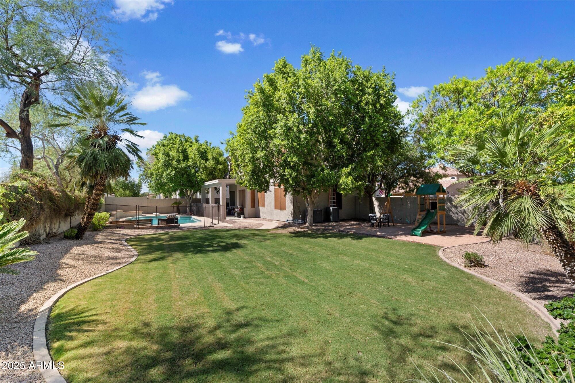 233 W LEAH Avenue