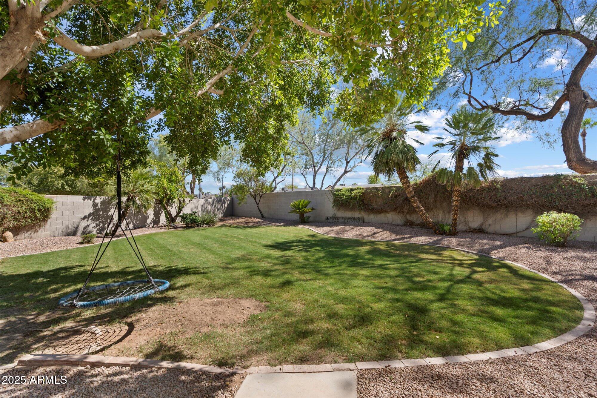 233 W LEAH Avenue