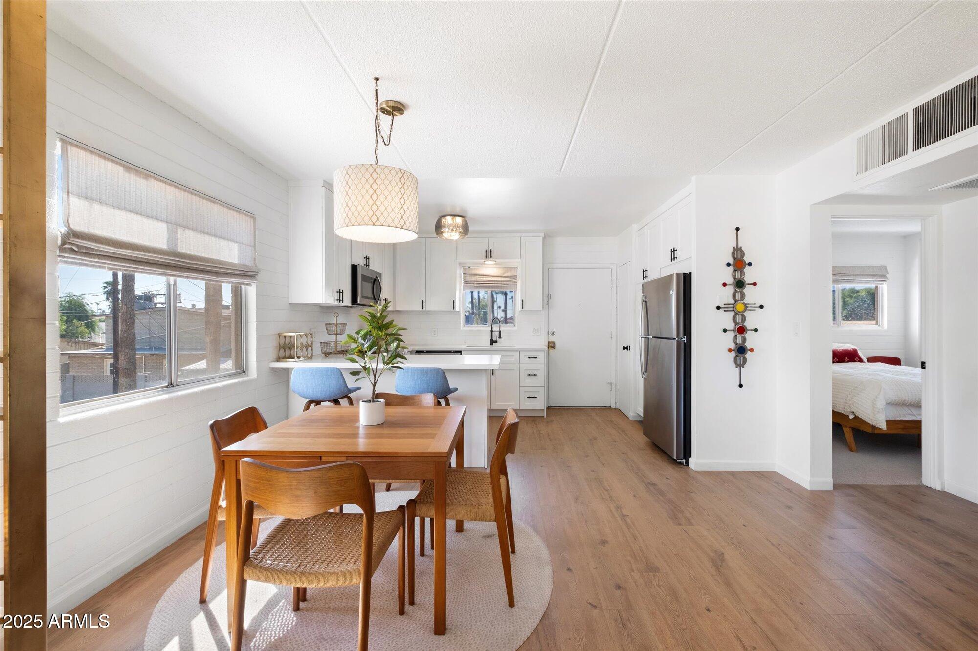 3737 E TURNEY Avenue, 206