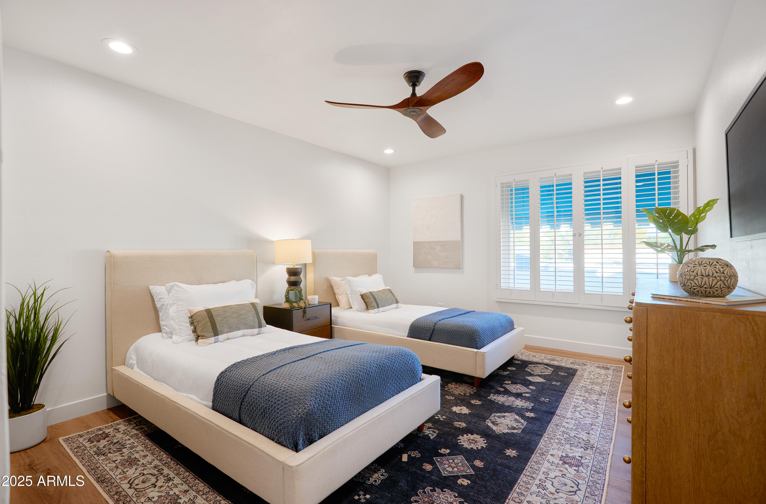 8637 E VIA DE LA ESCUELA