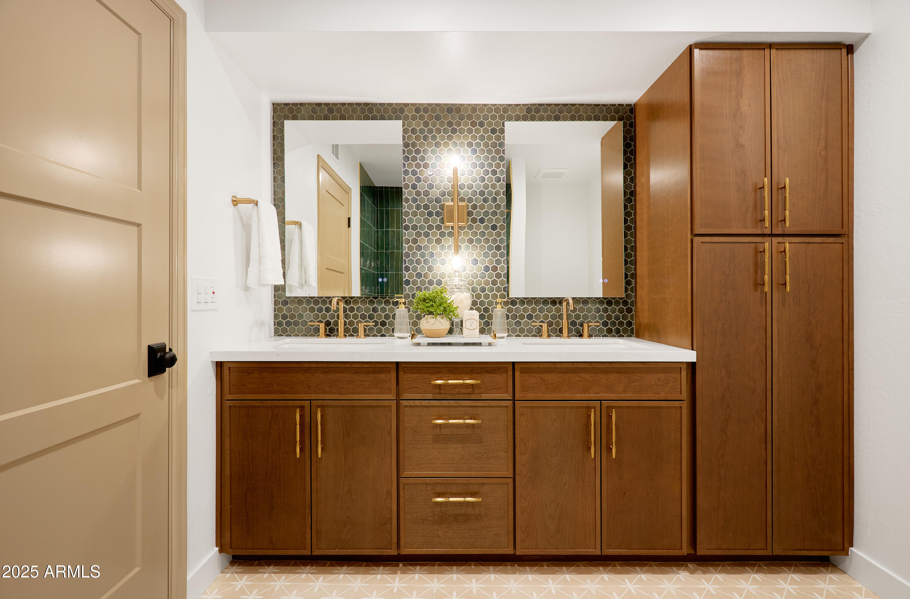 8637 E VIA DE LA ESCUELA