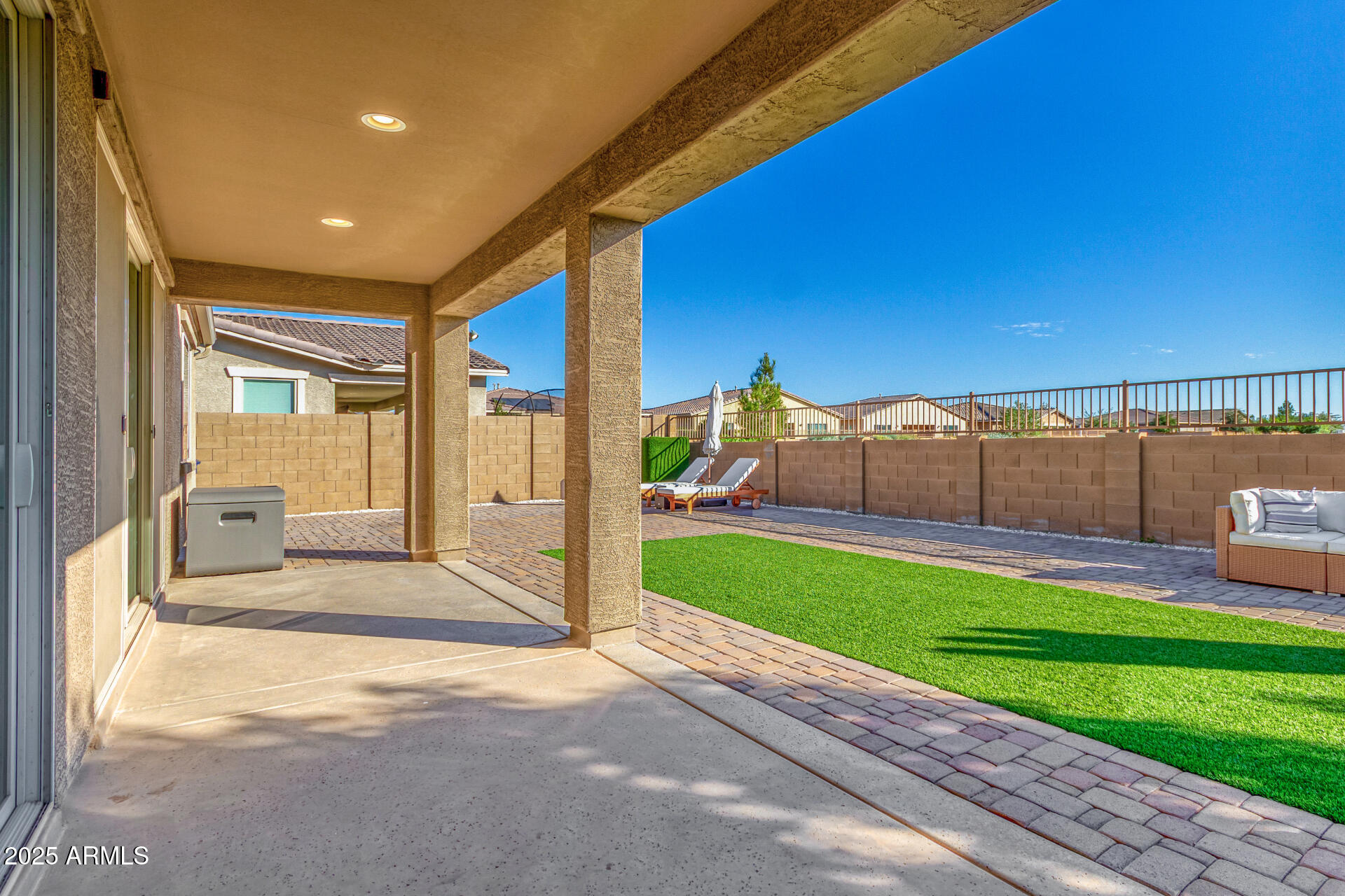 23047 E CALLE DE FLORES