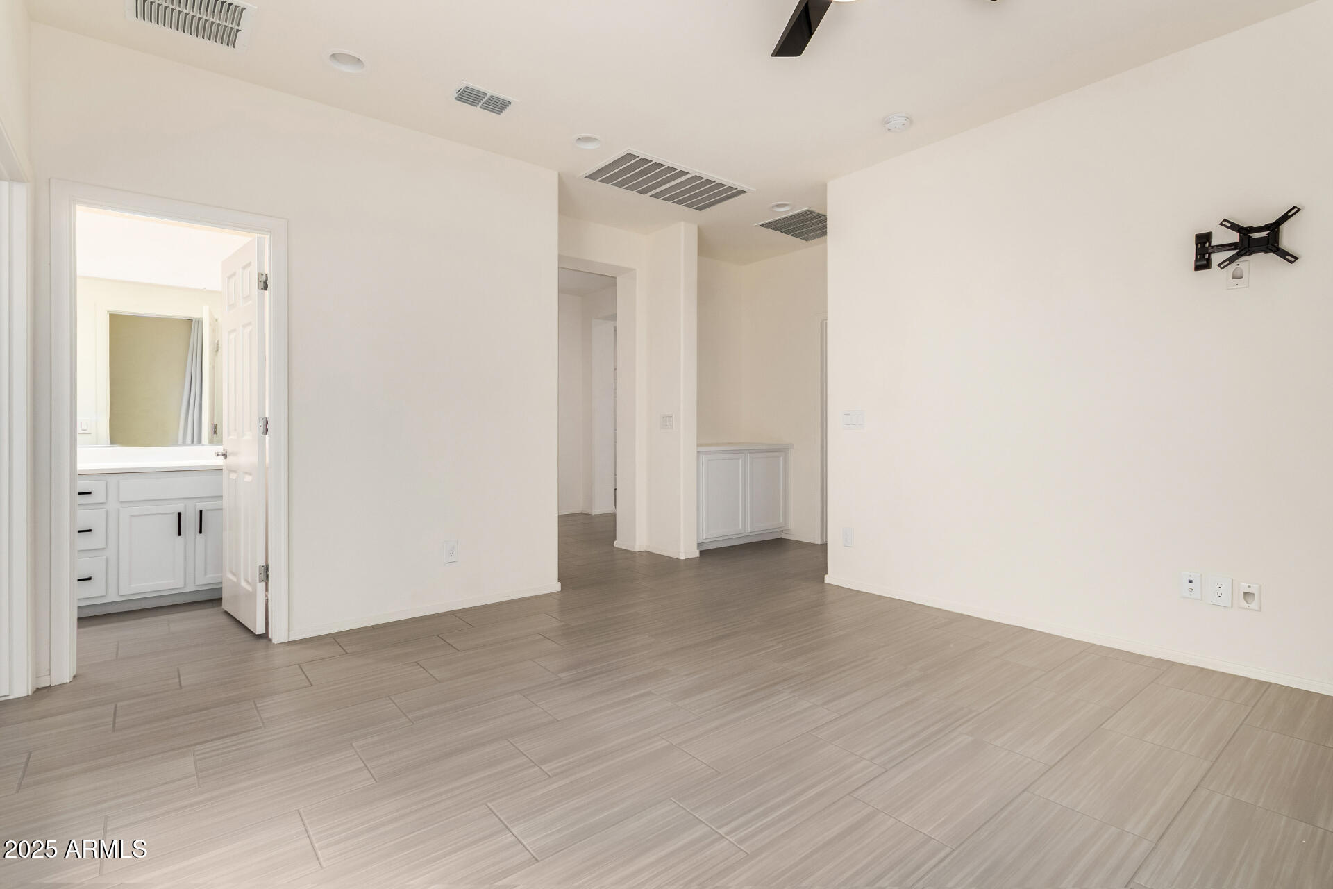 23047 E CALLE DE FLORES