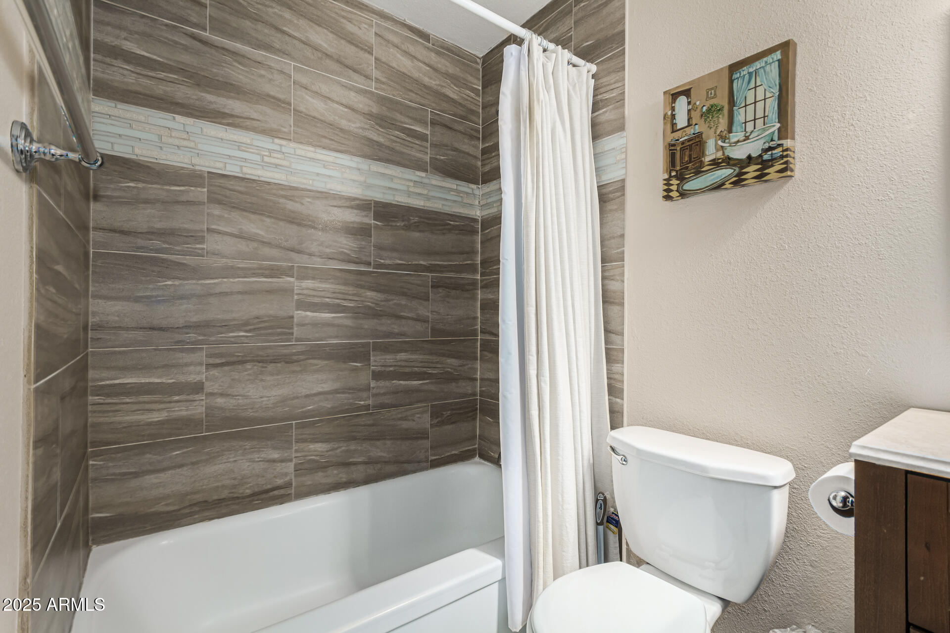 8640 E WILSHIRE Drive