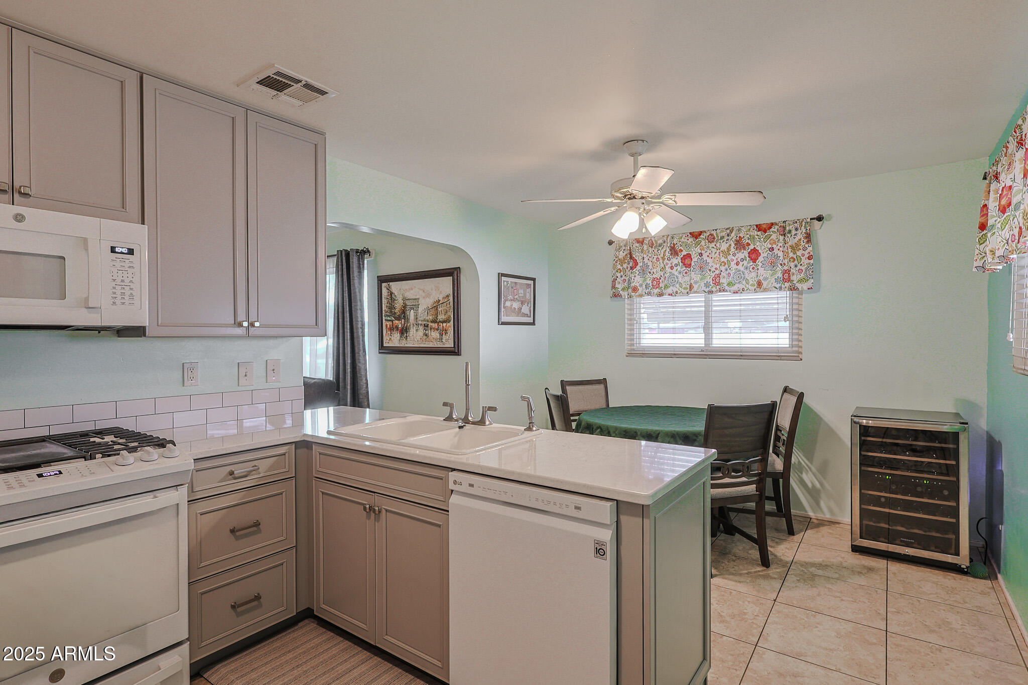 3018 W LAWRENCE Lane