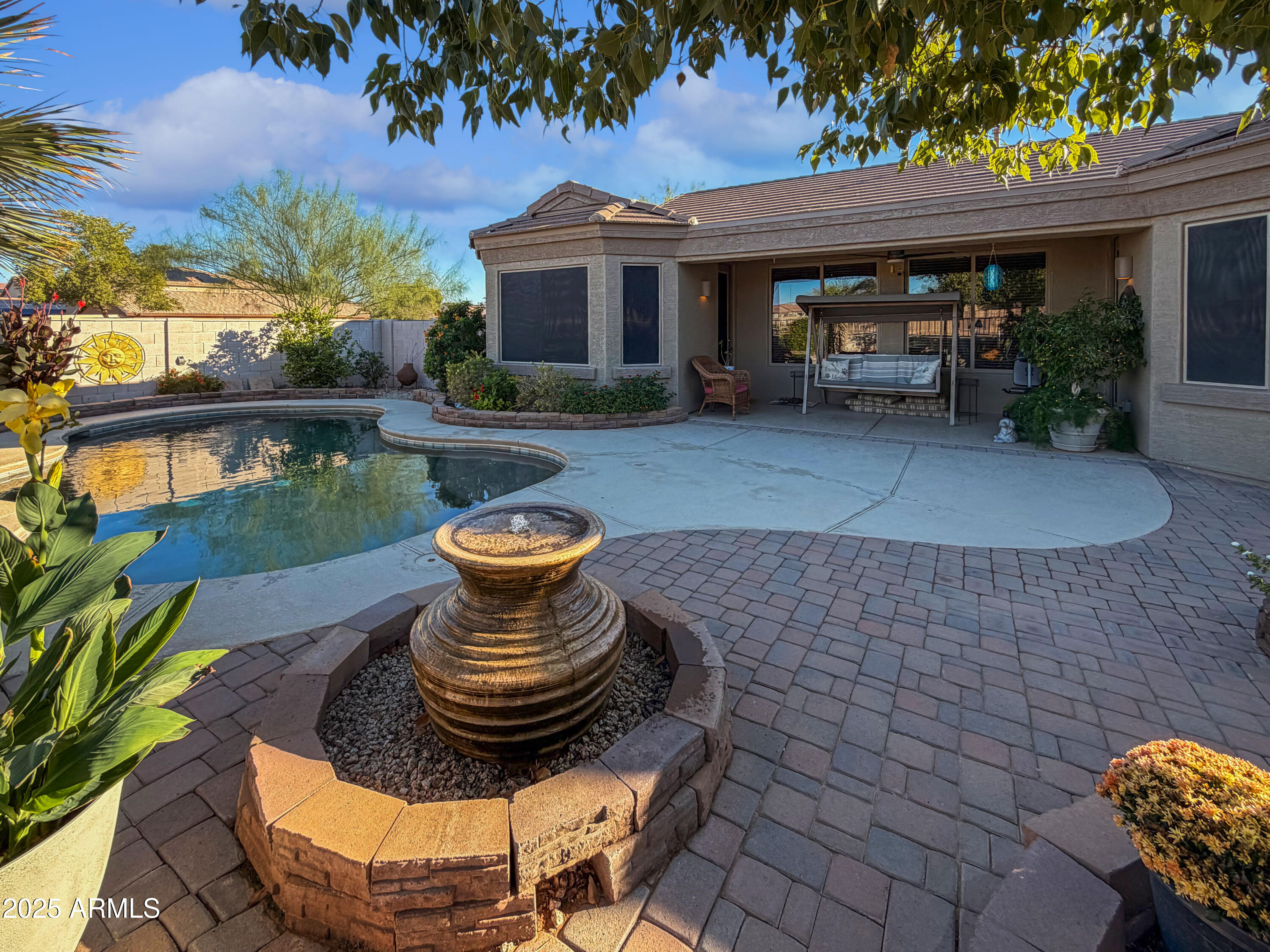 1386 E AVENIDA ISABELA