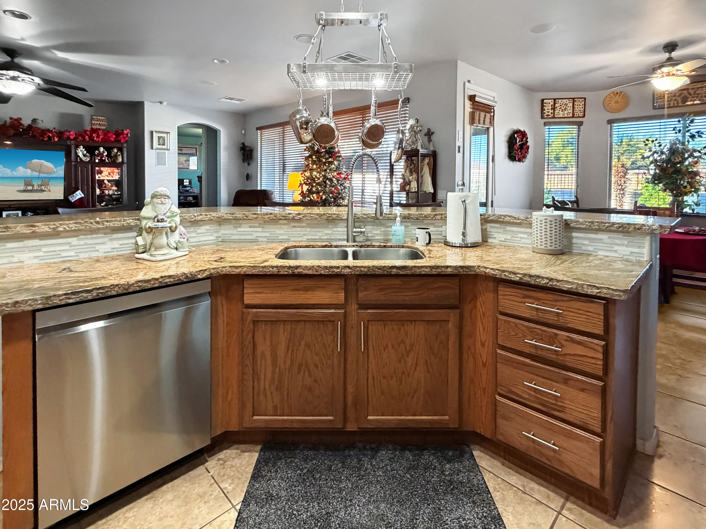 1386 E AVENIDA ISABELA