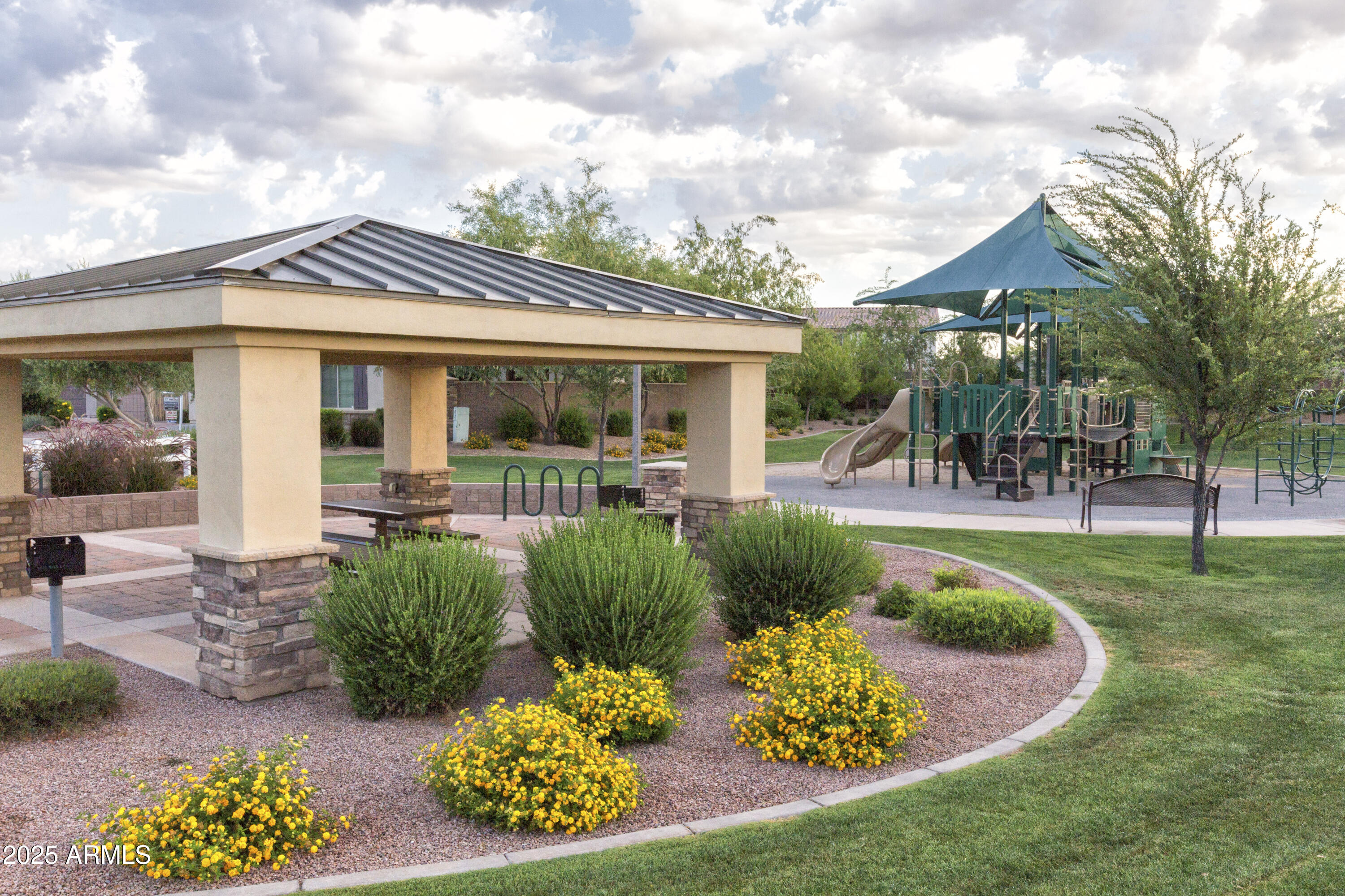 2743 E NARROWLEAF Drive