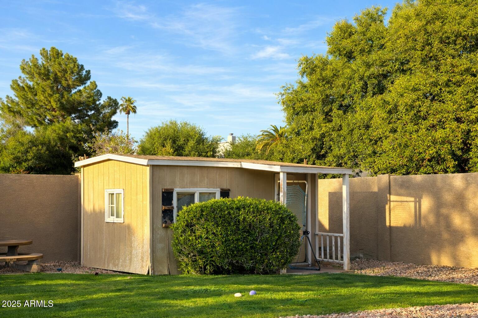 1070 E OAKLAND Street