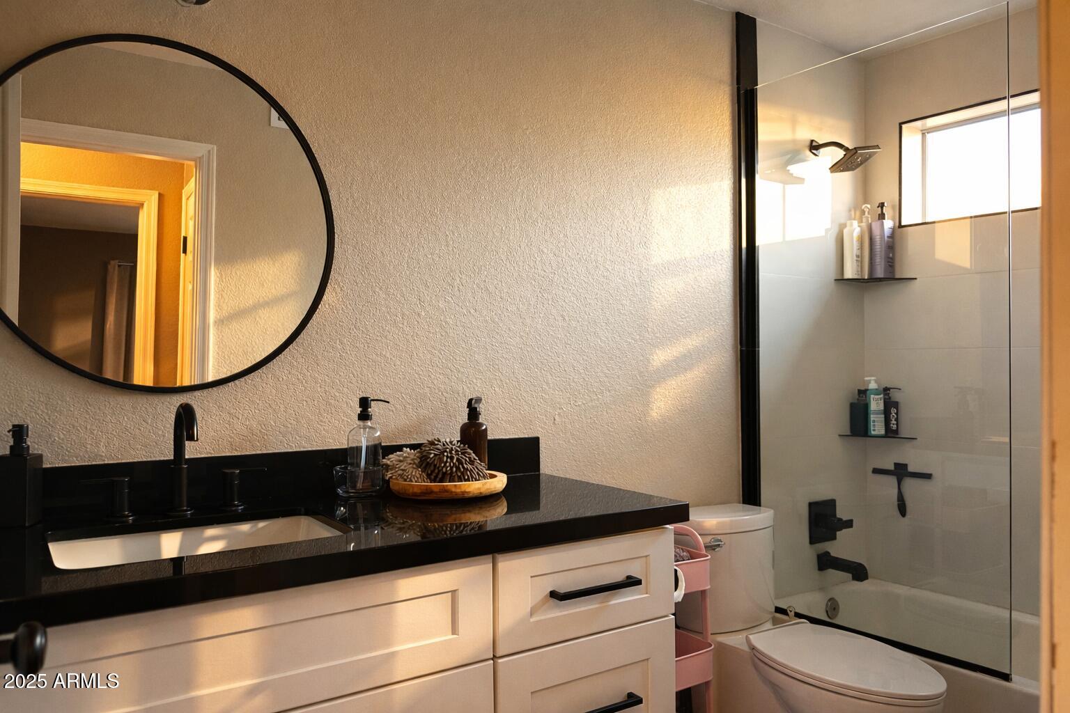 1070 E OAKLAND Street