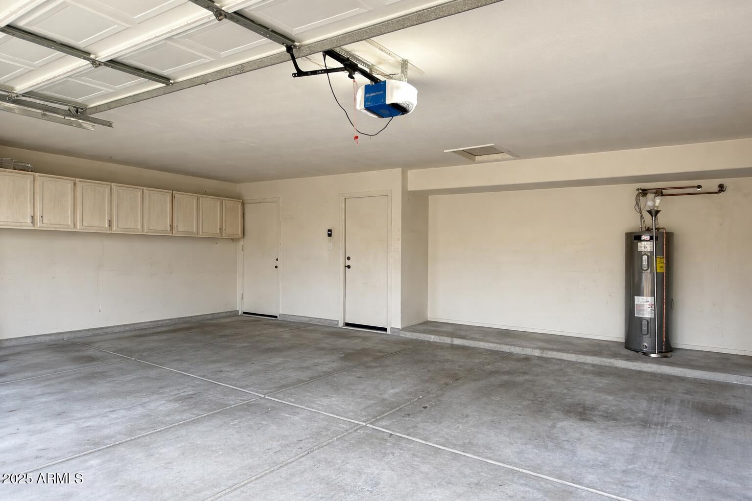 1070 E OAKLAND Street