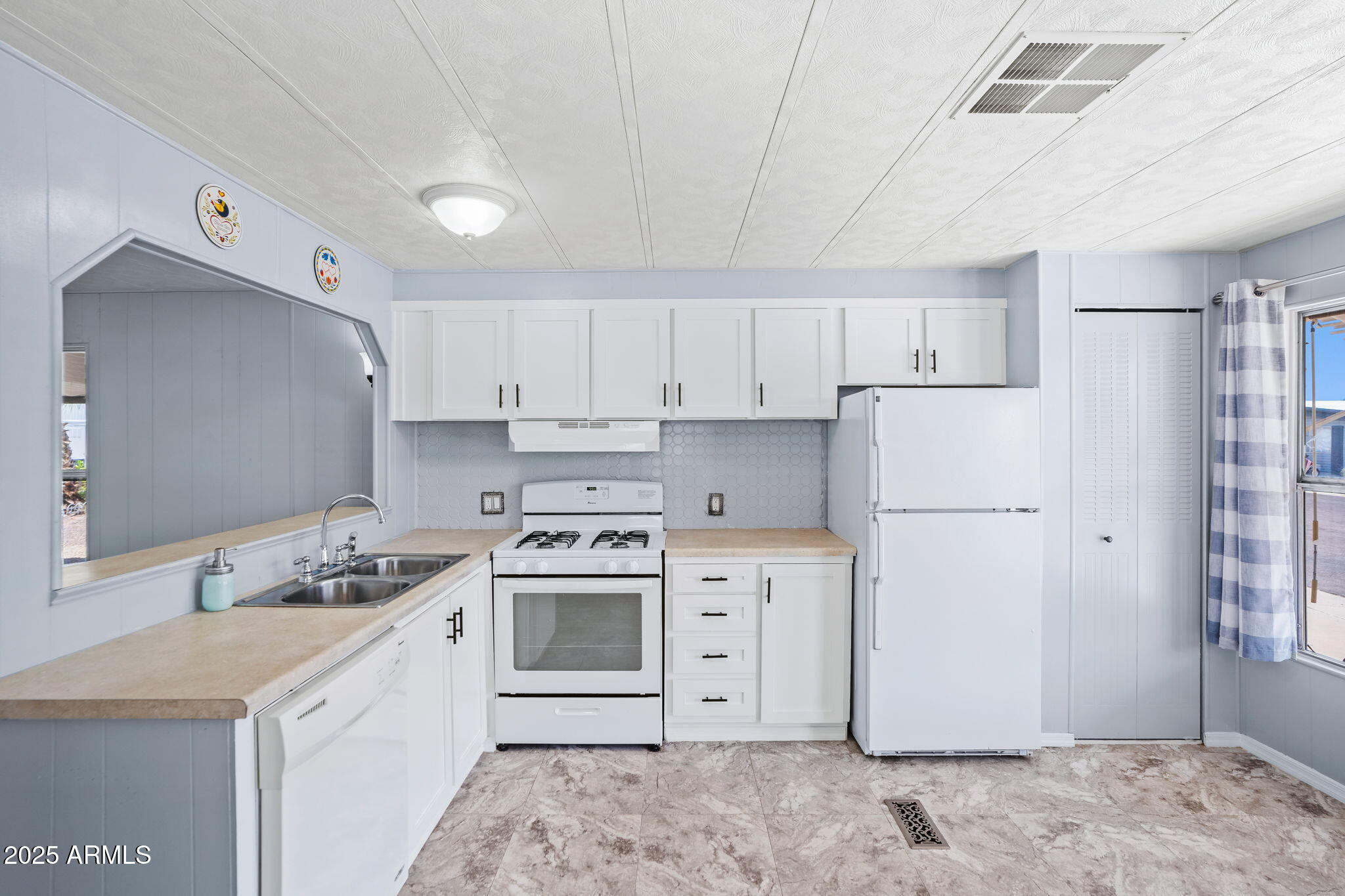 120 N VAL VISTA Drive 202