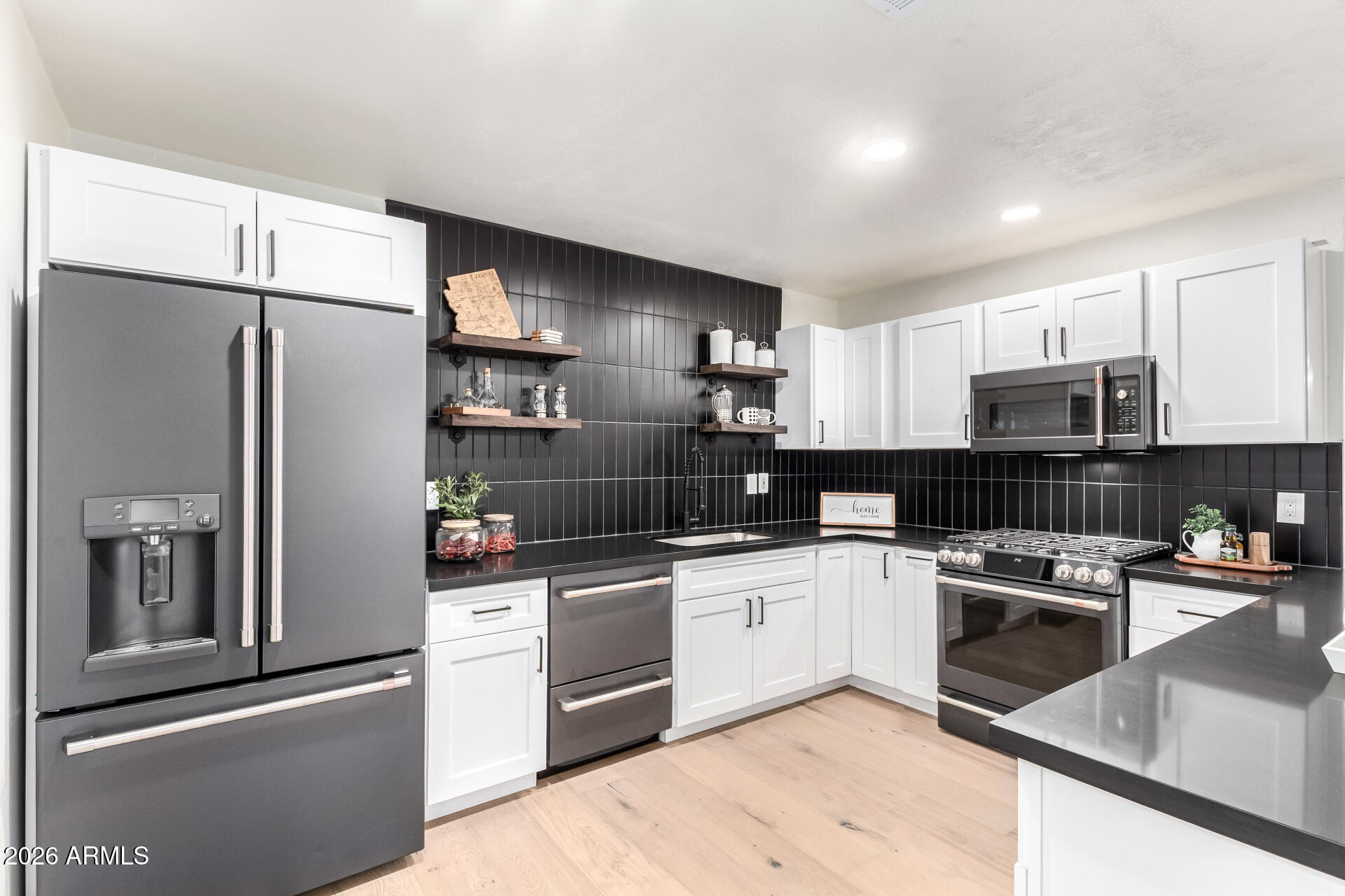 8252 E HEATHERBRAE Avenue