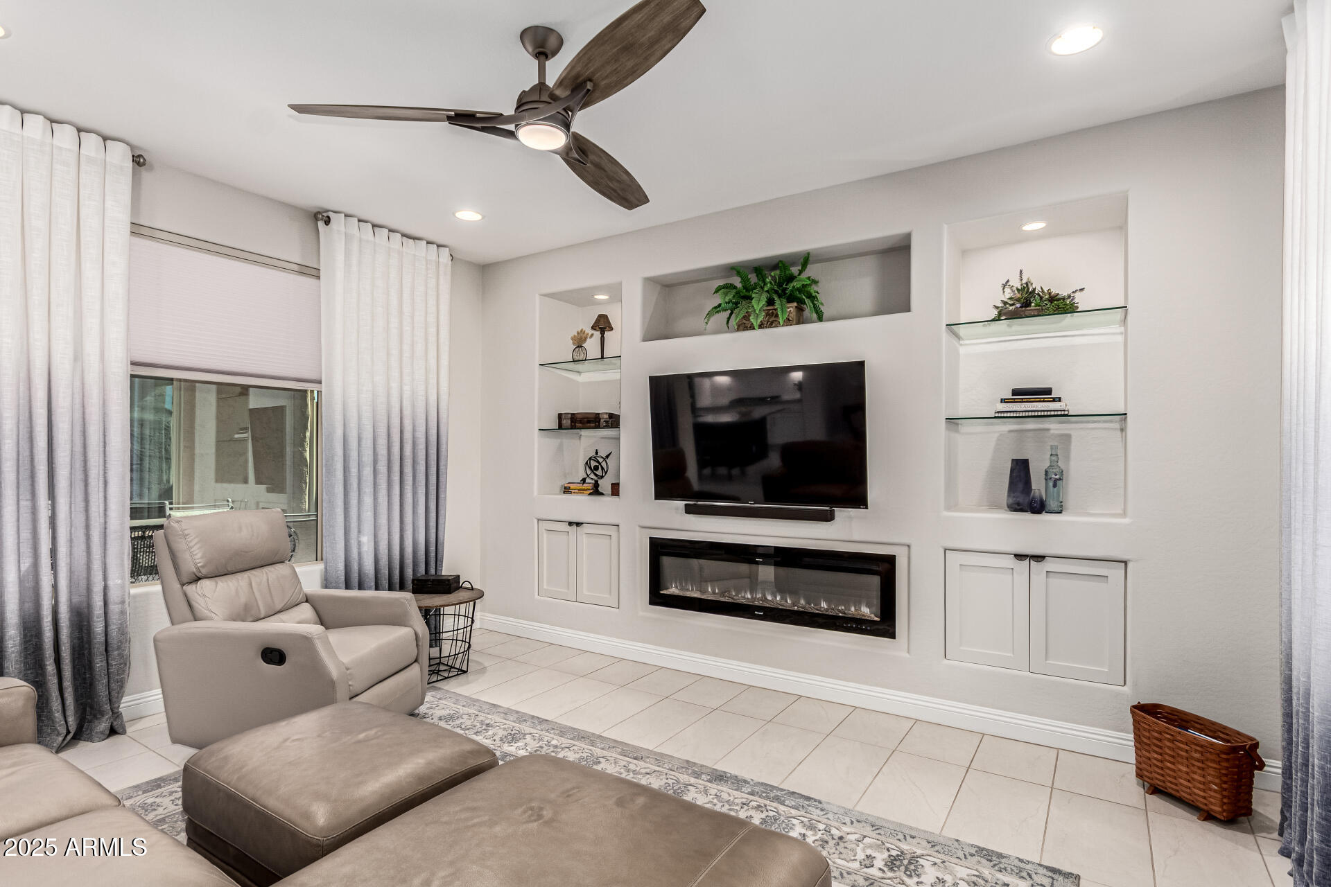 4138 N HAWTHORN Drive