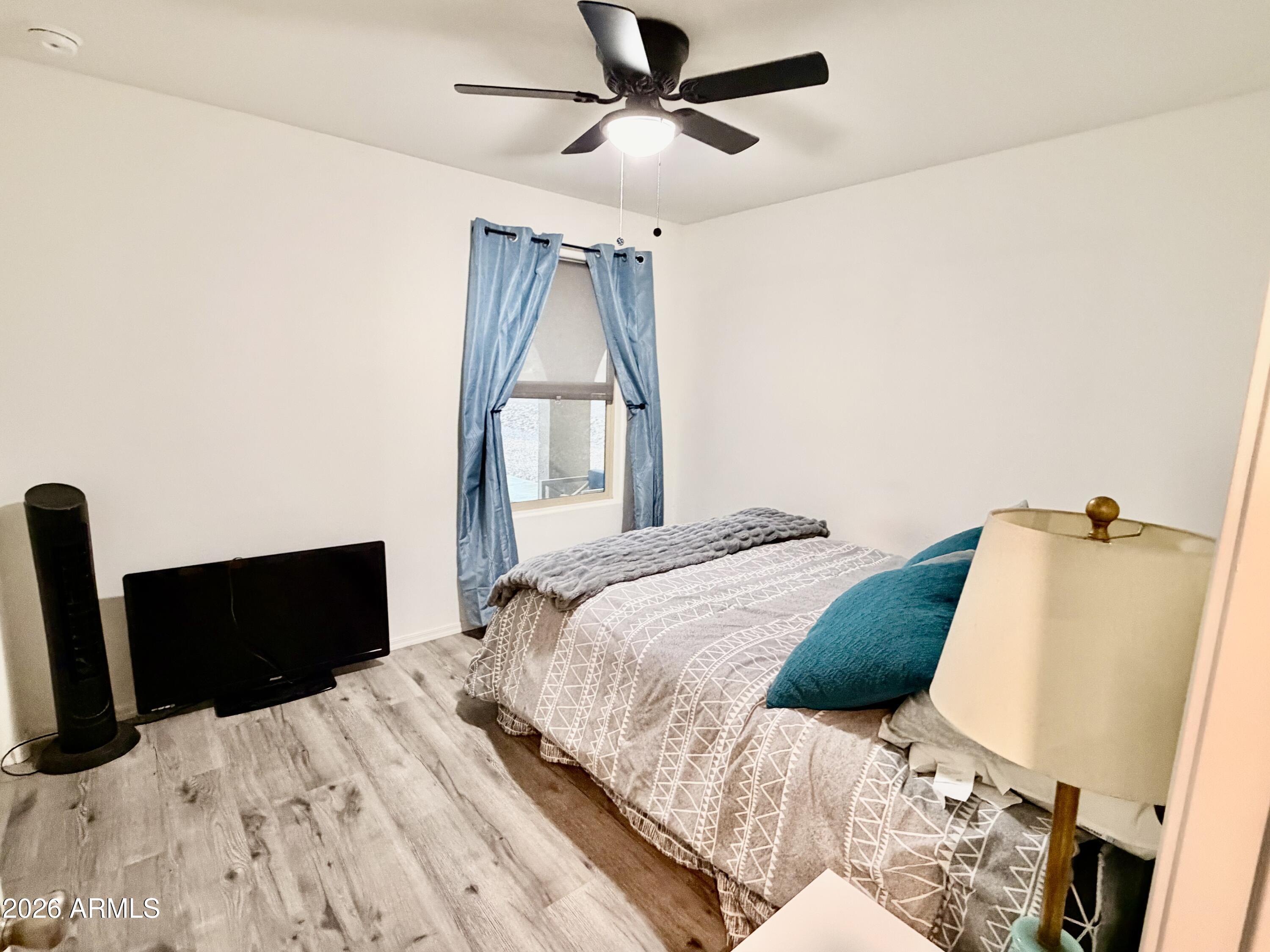 1553 E ELEGANTE Drive