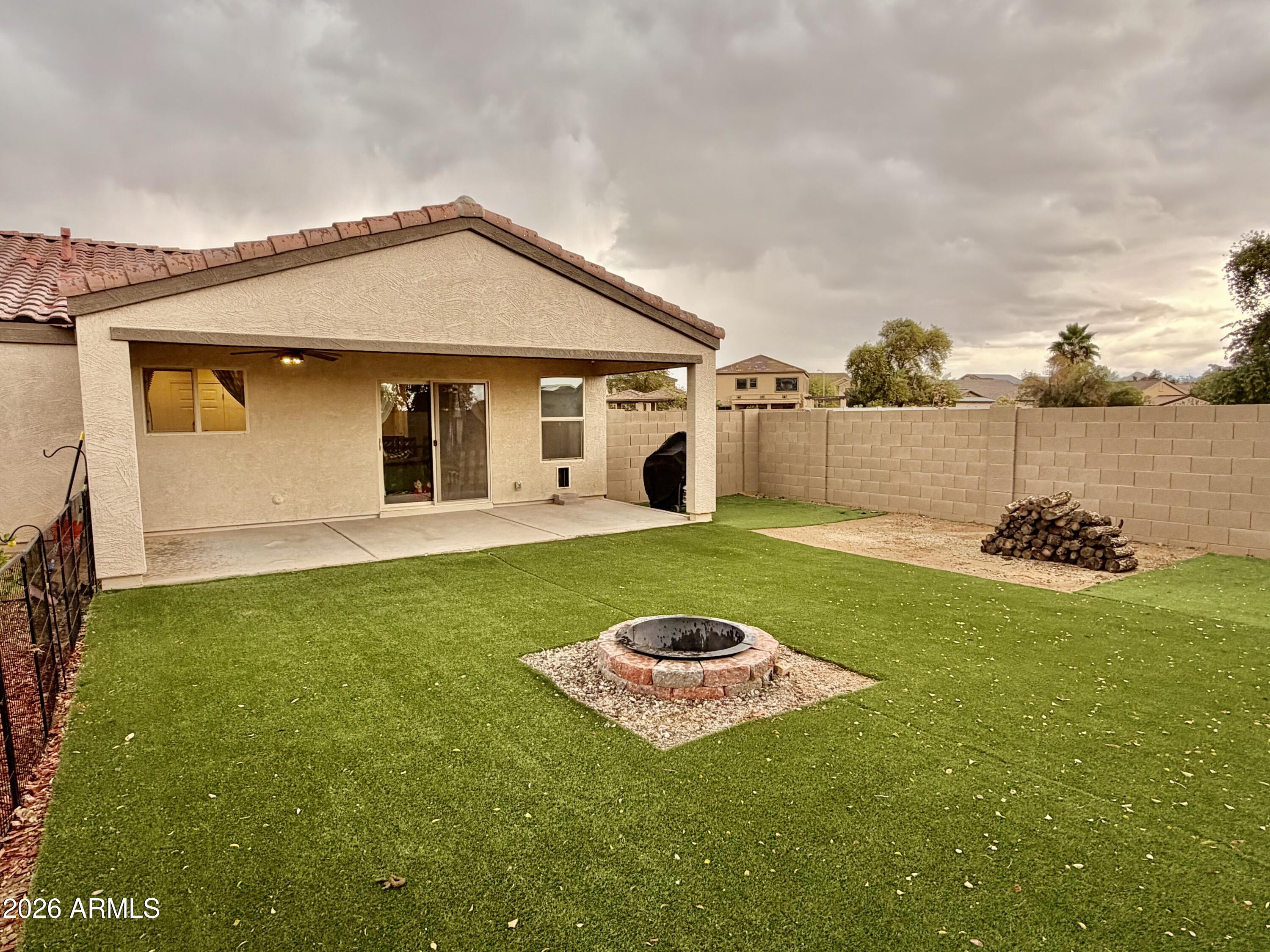 1553 E ELEGANTE Drive