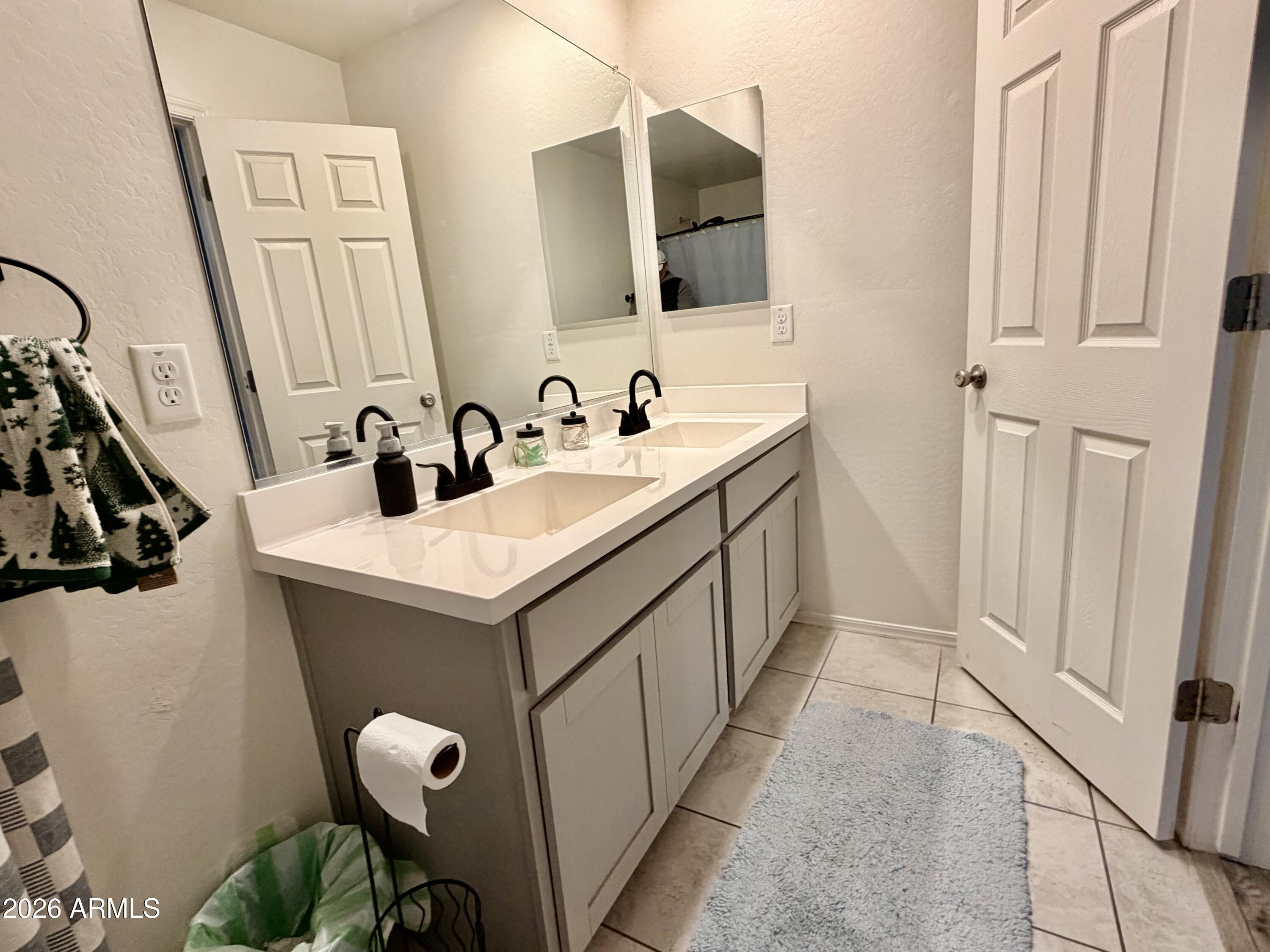 1553 E ELEGANTE Drive