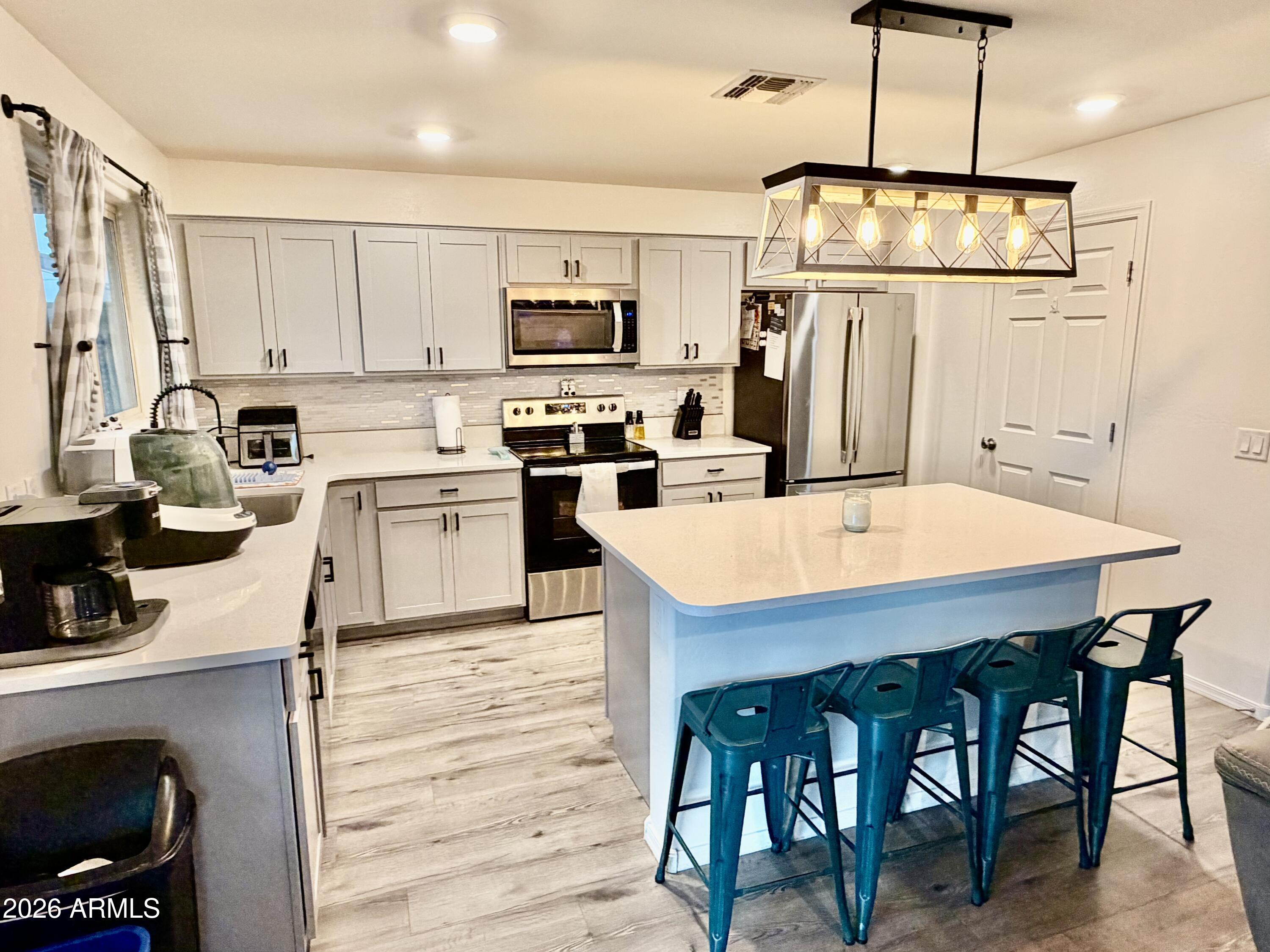 1553 E ELEGANTE Drive