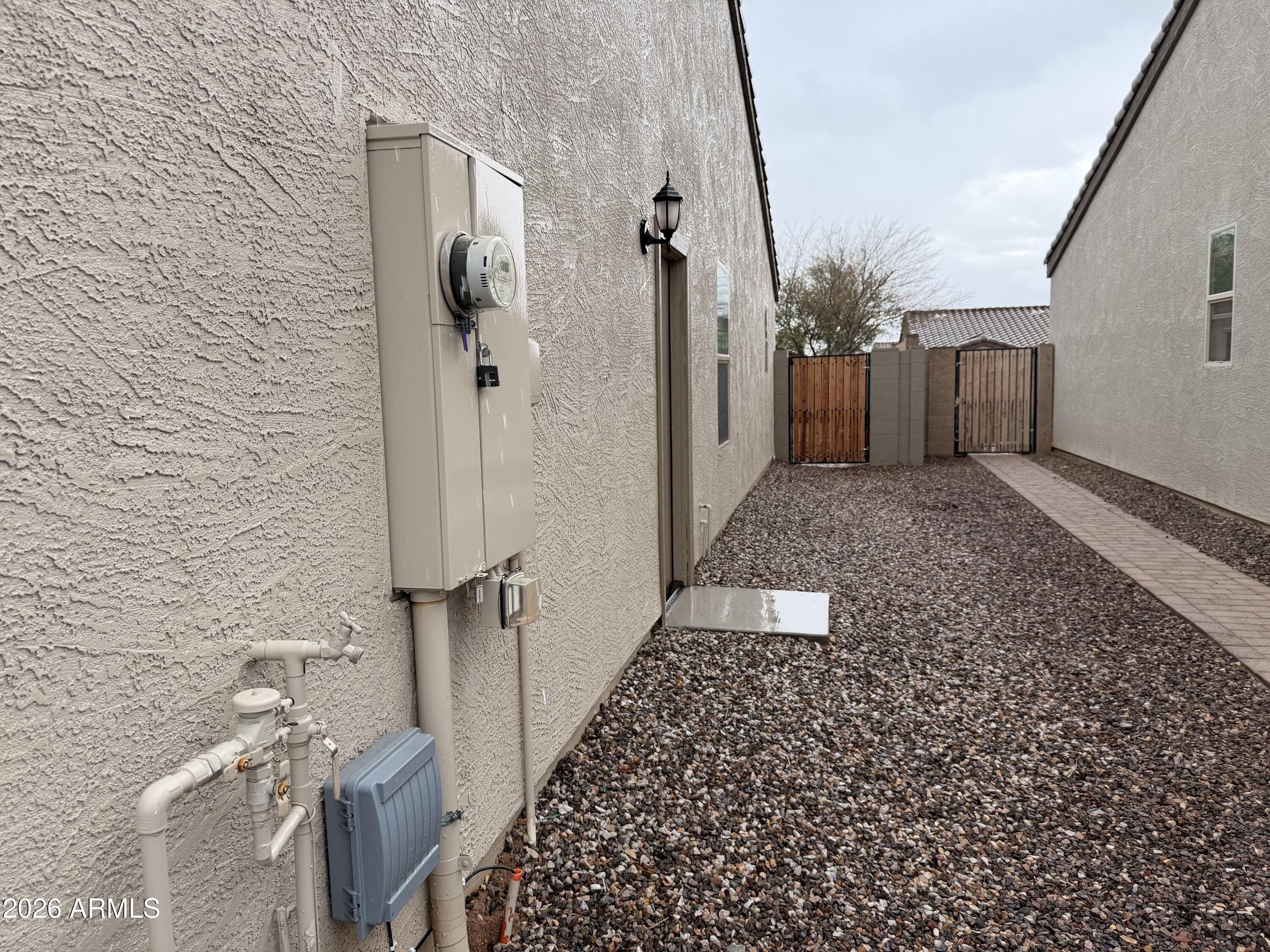 1553 E ELEGANTE Drive