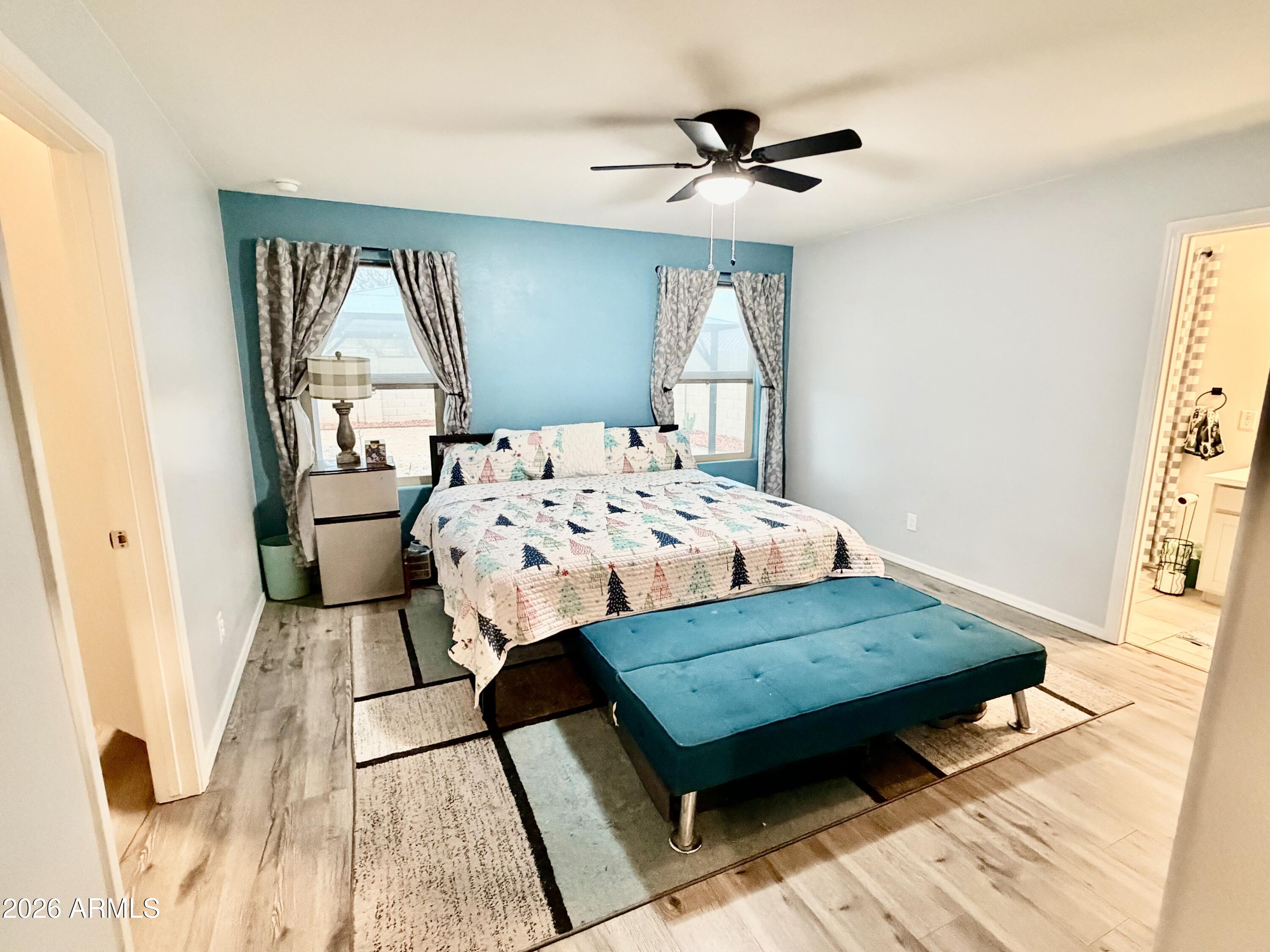 1553 E ELEGANTE Drive