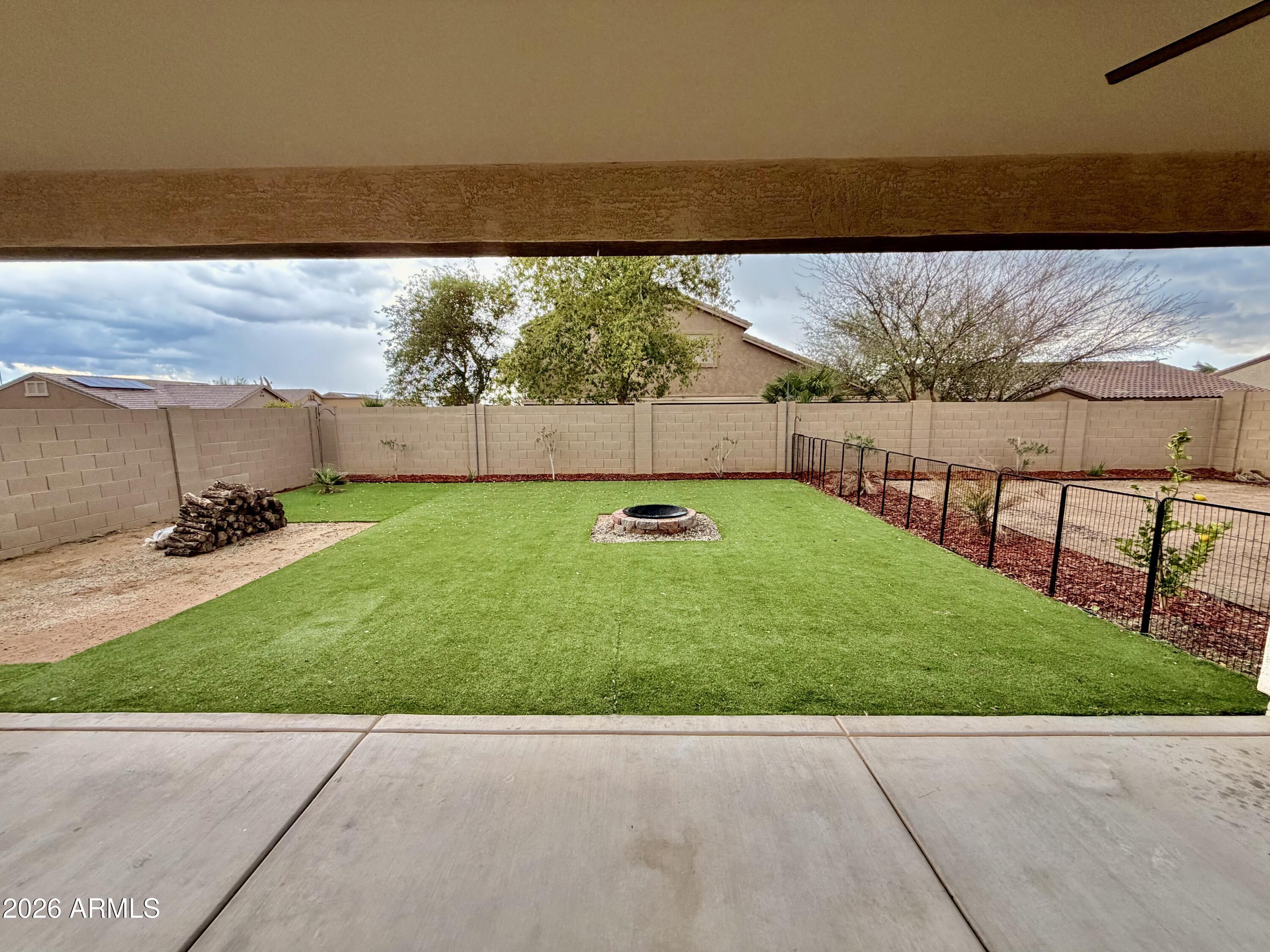 1553 E ELEGANTE Drive