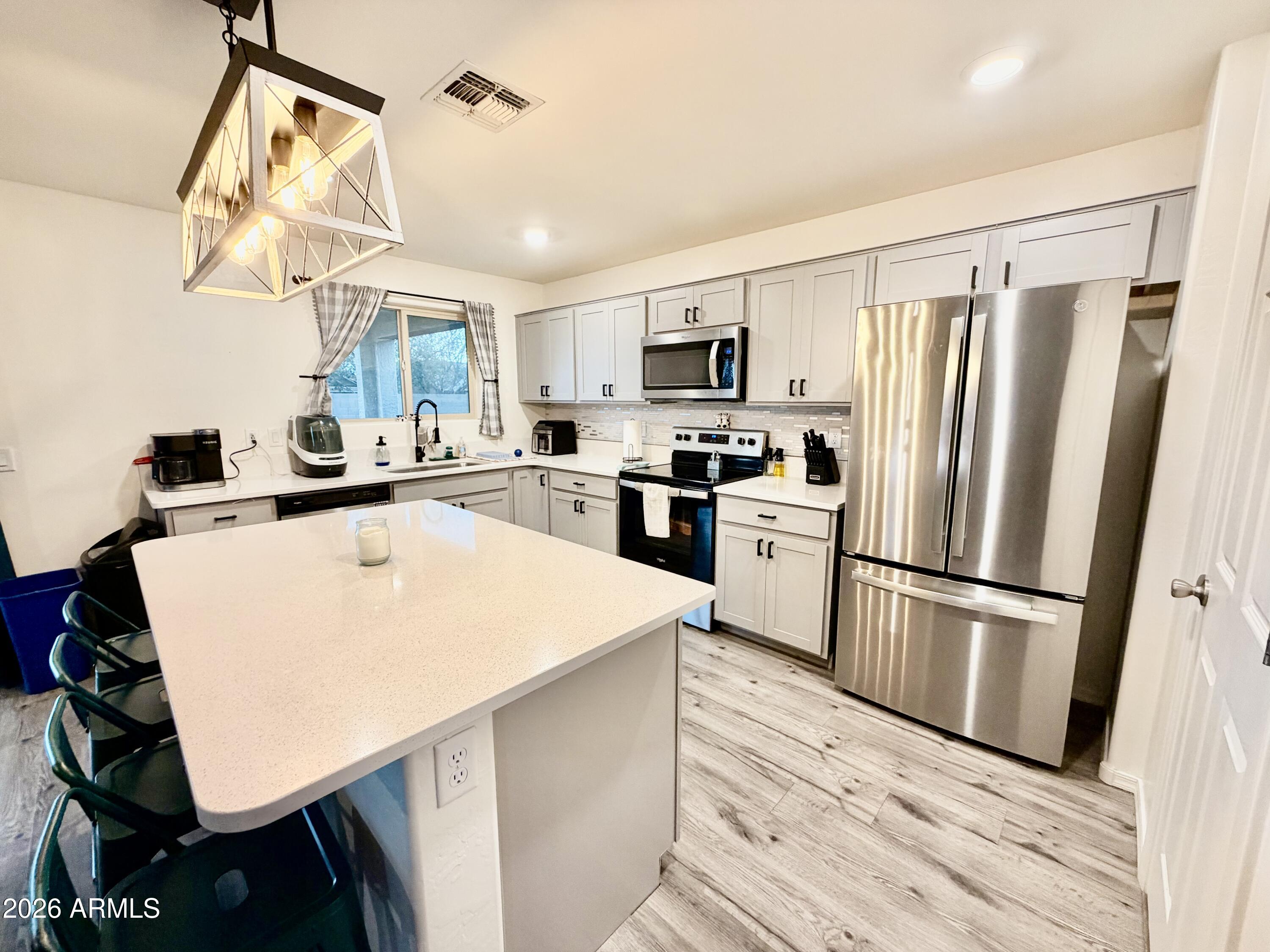 1553 E ELEGANTE Drive