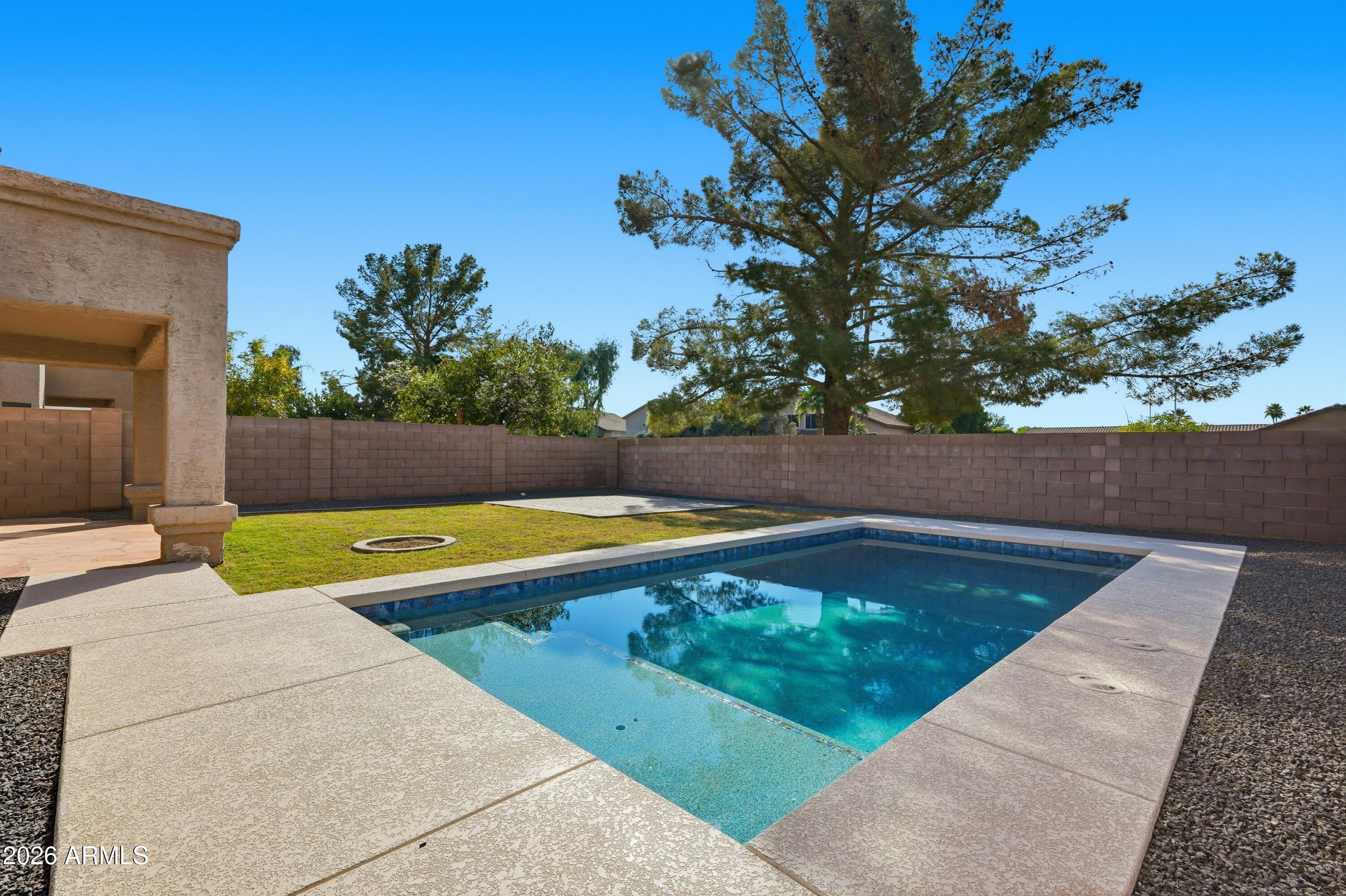 2201 W REDWOOD Drive