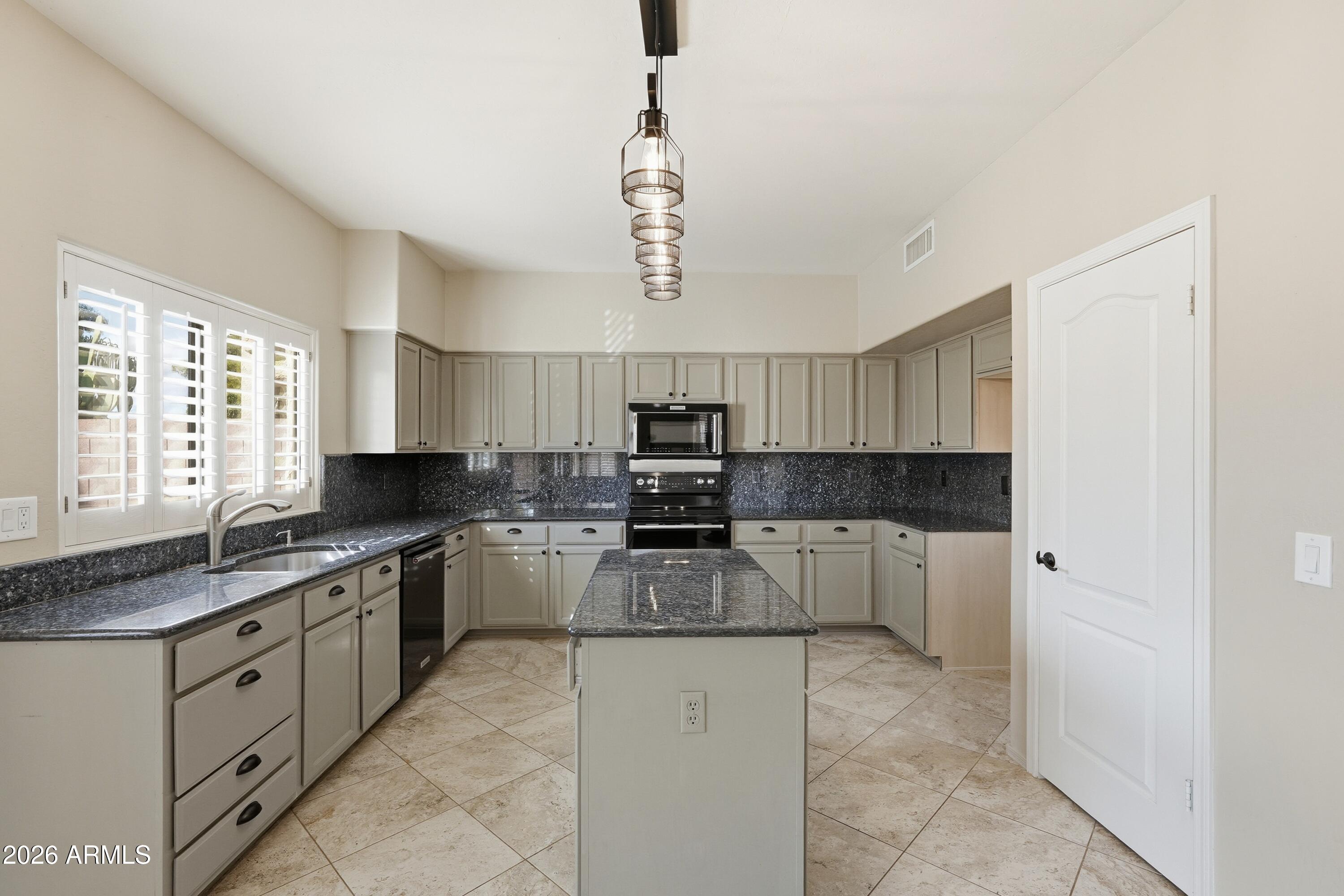 2201 W REDWOOD Drive