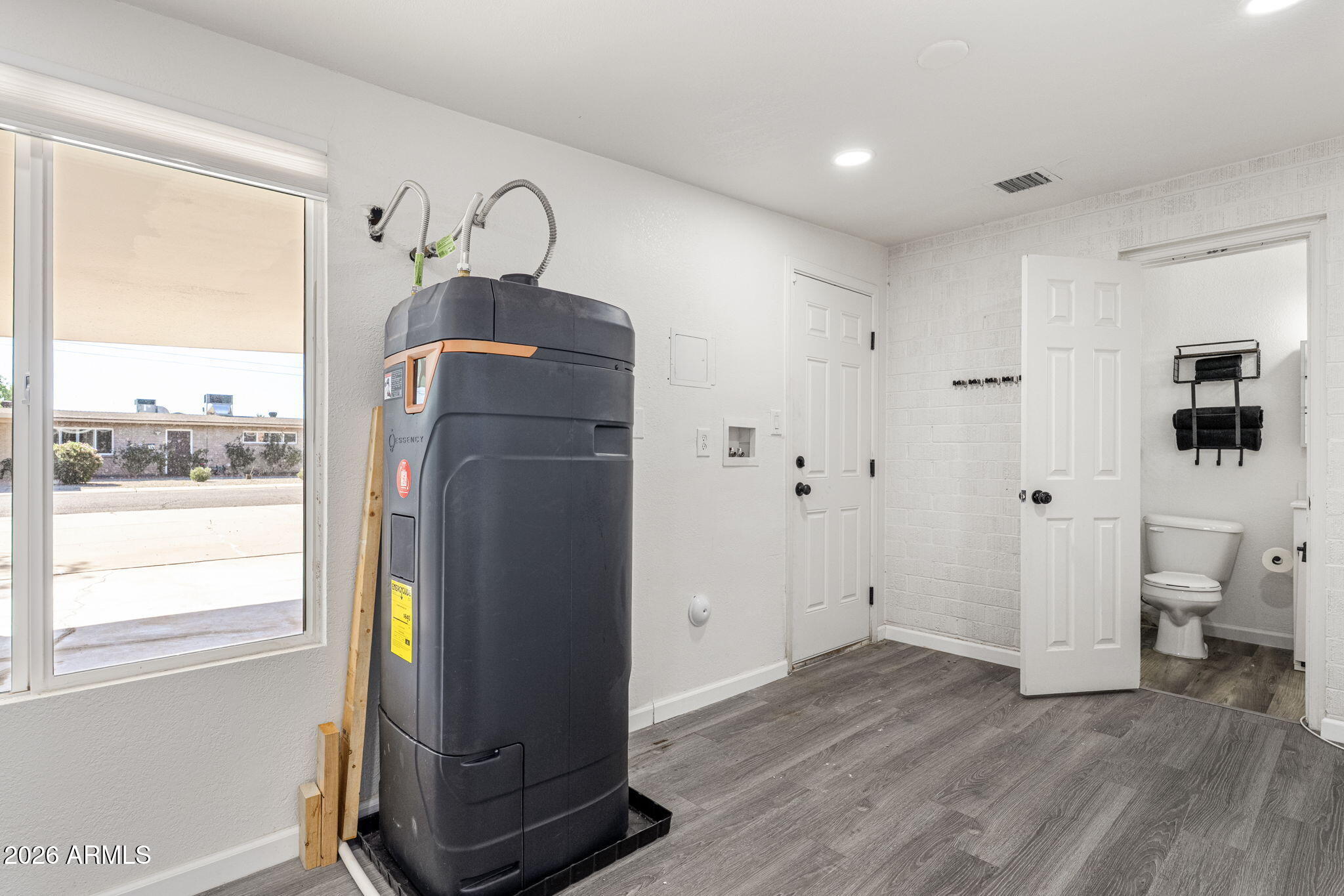 1512 W FAIRMONT Drive