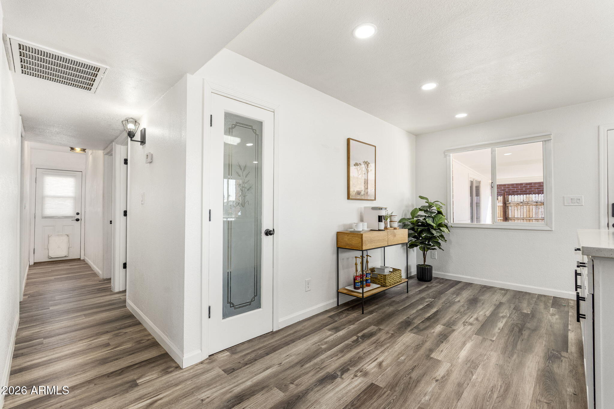 1512 W FAIRMONT Drive