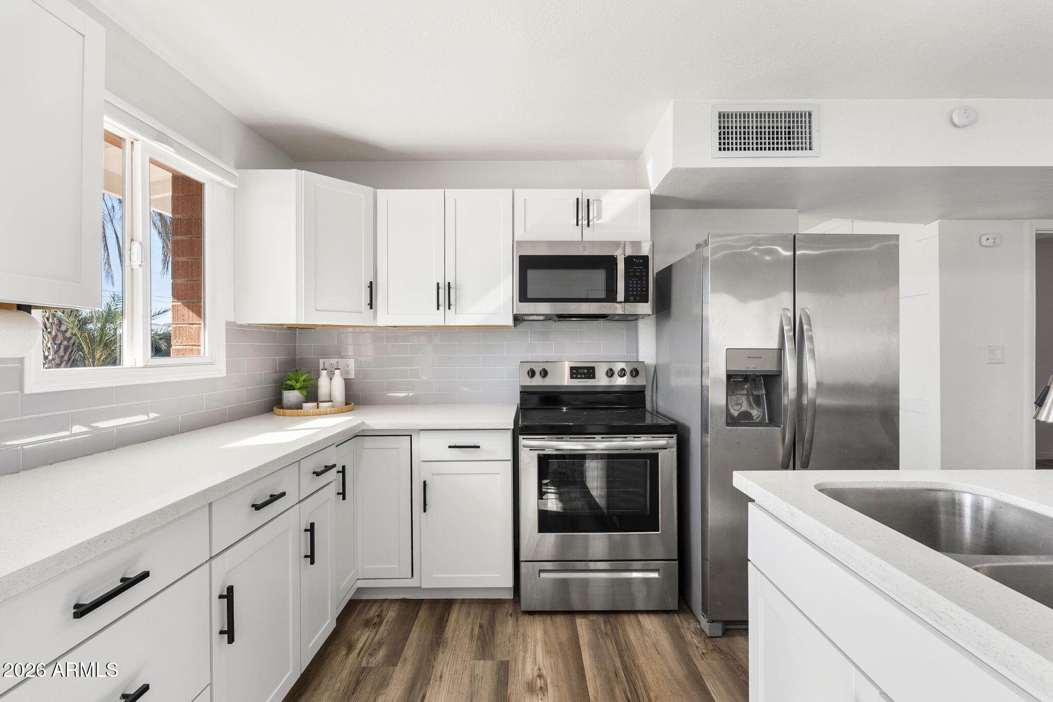 1512 W FAIRMONT Drive