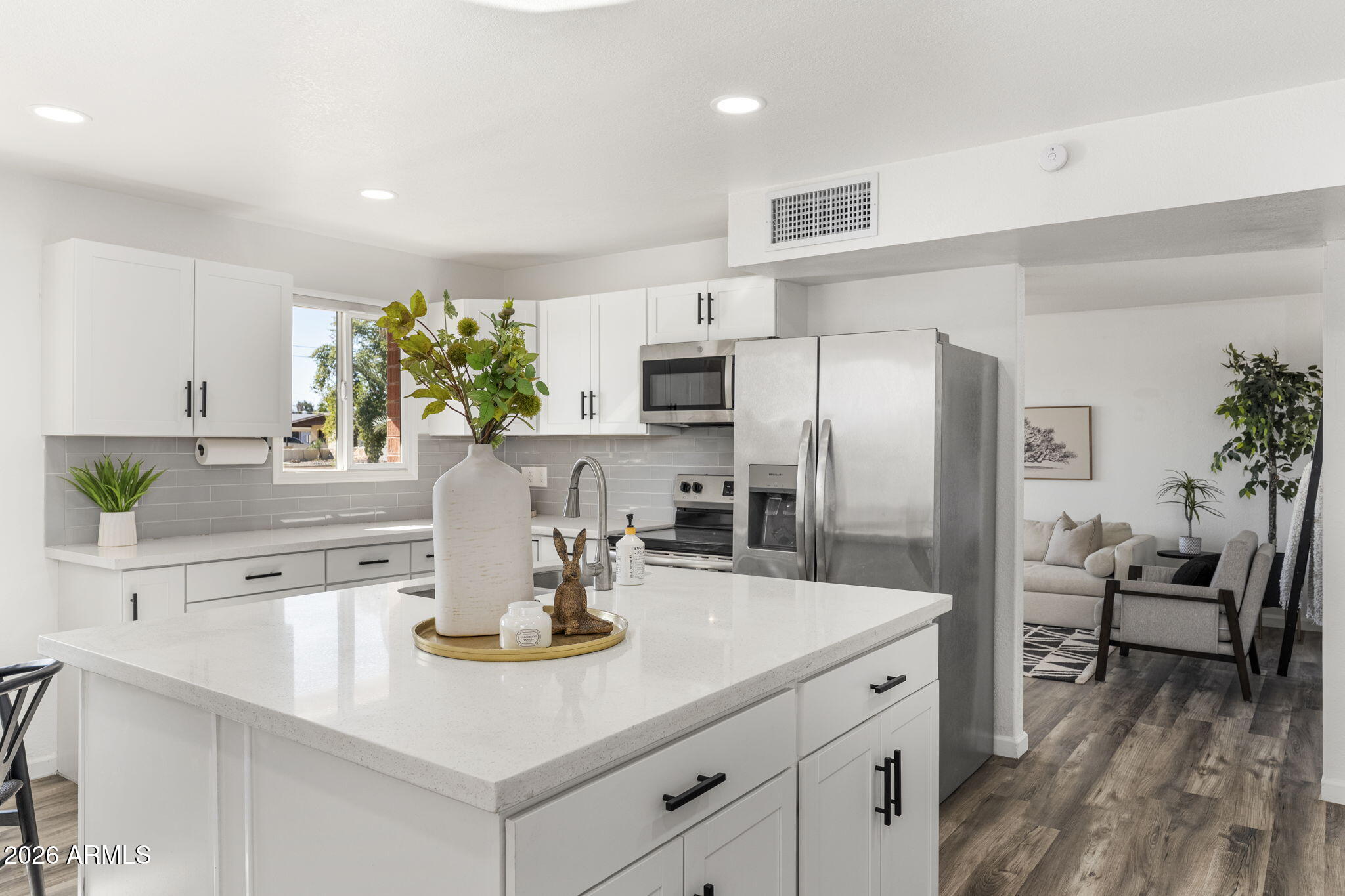 1512 W FAIRMONT Drive