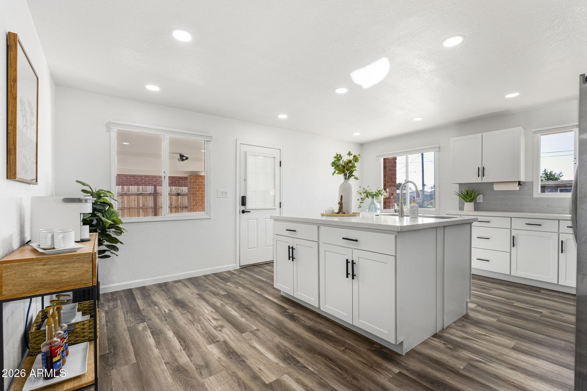 1512 W FAIRMONT Drive