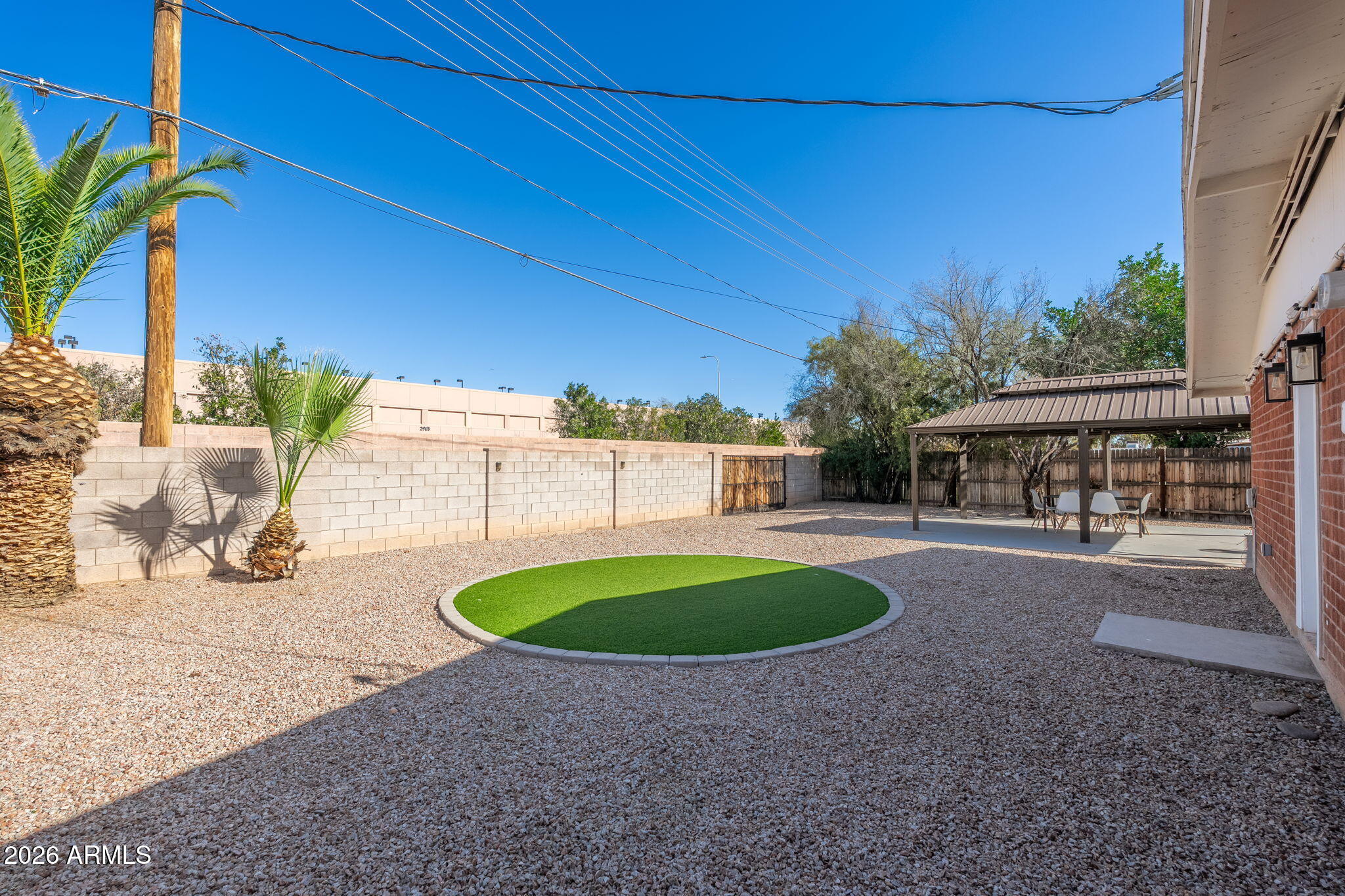 1512 W FAIRMONT Drive