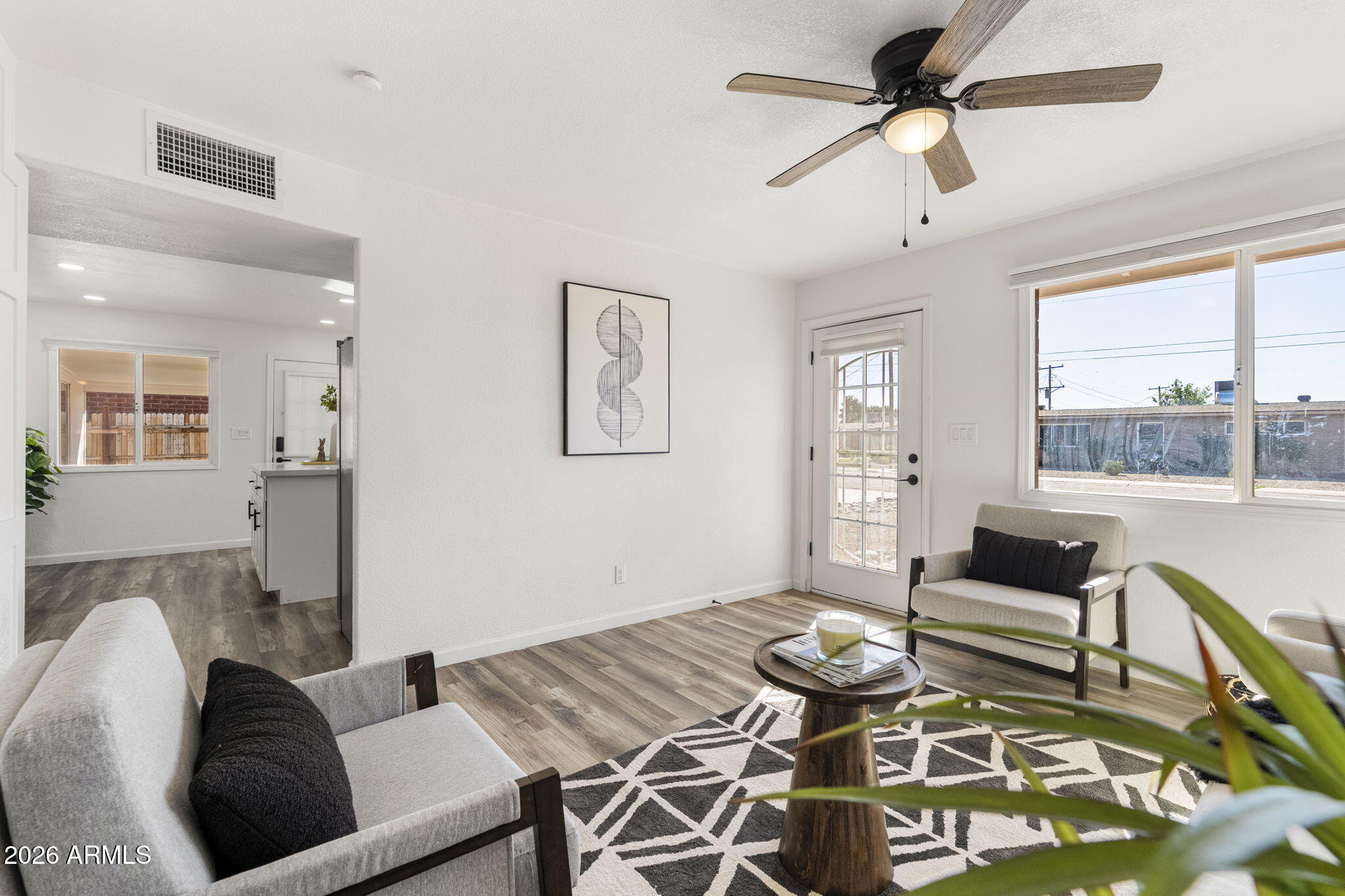 1512 W FAIRMONT Drive