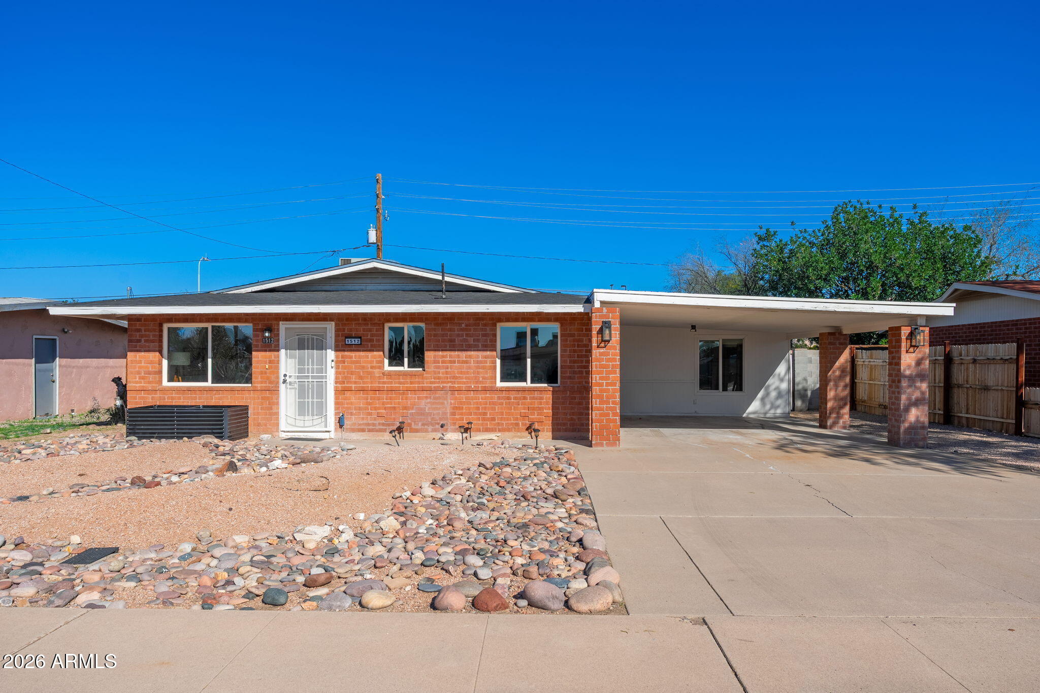 1512 W FAIRMONT Drive