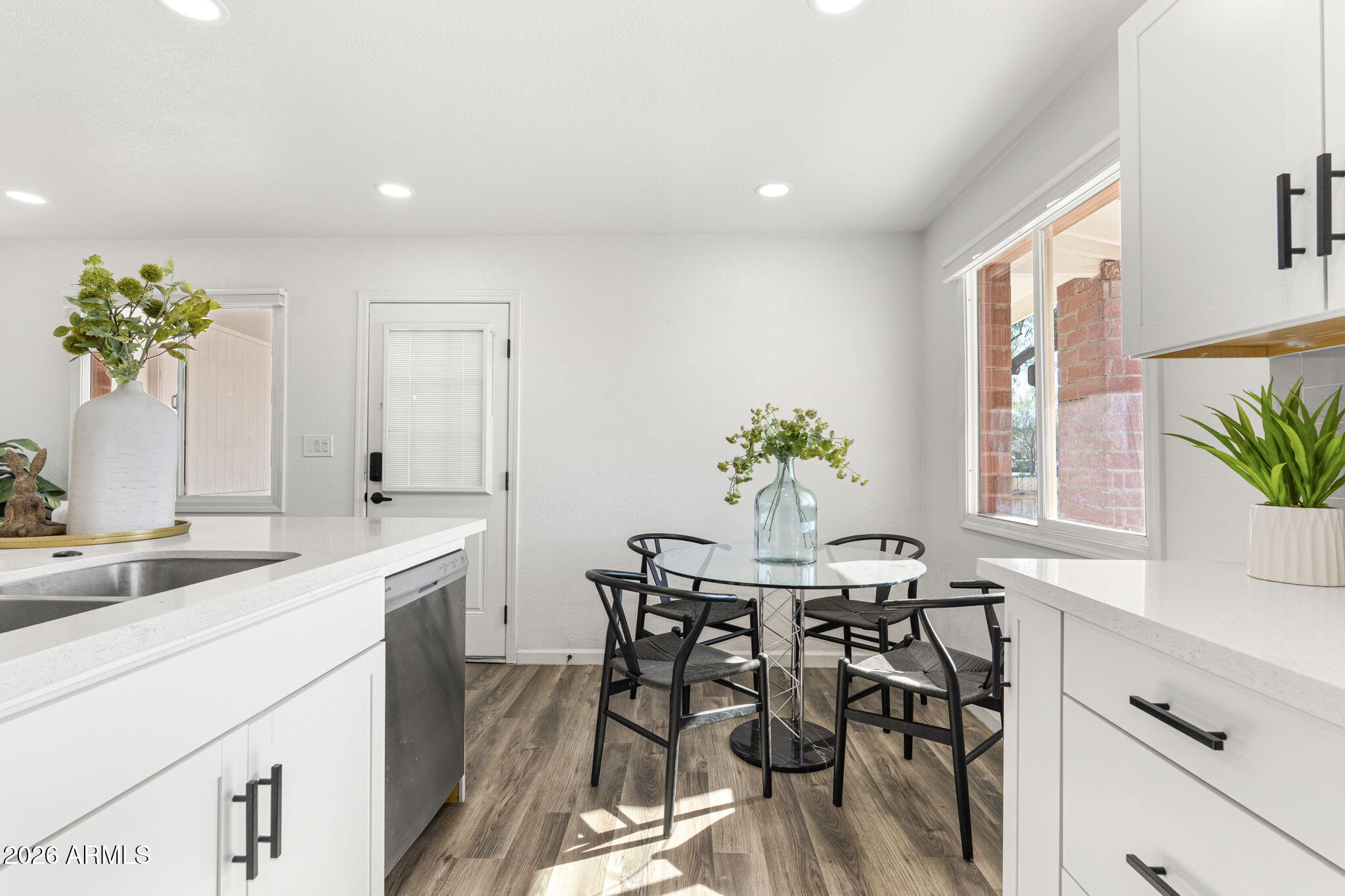 1512 W FAIRMONT Drive