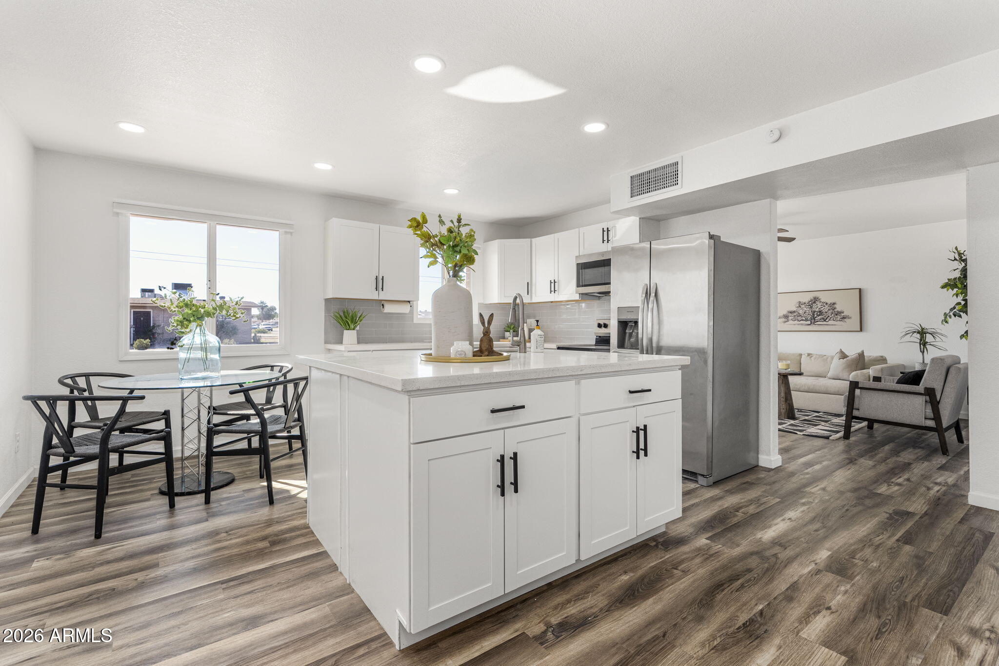 1512 W FAIRMONT Drive