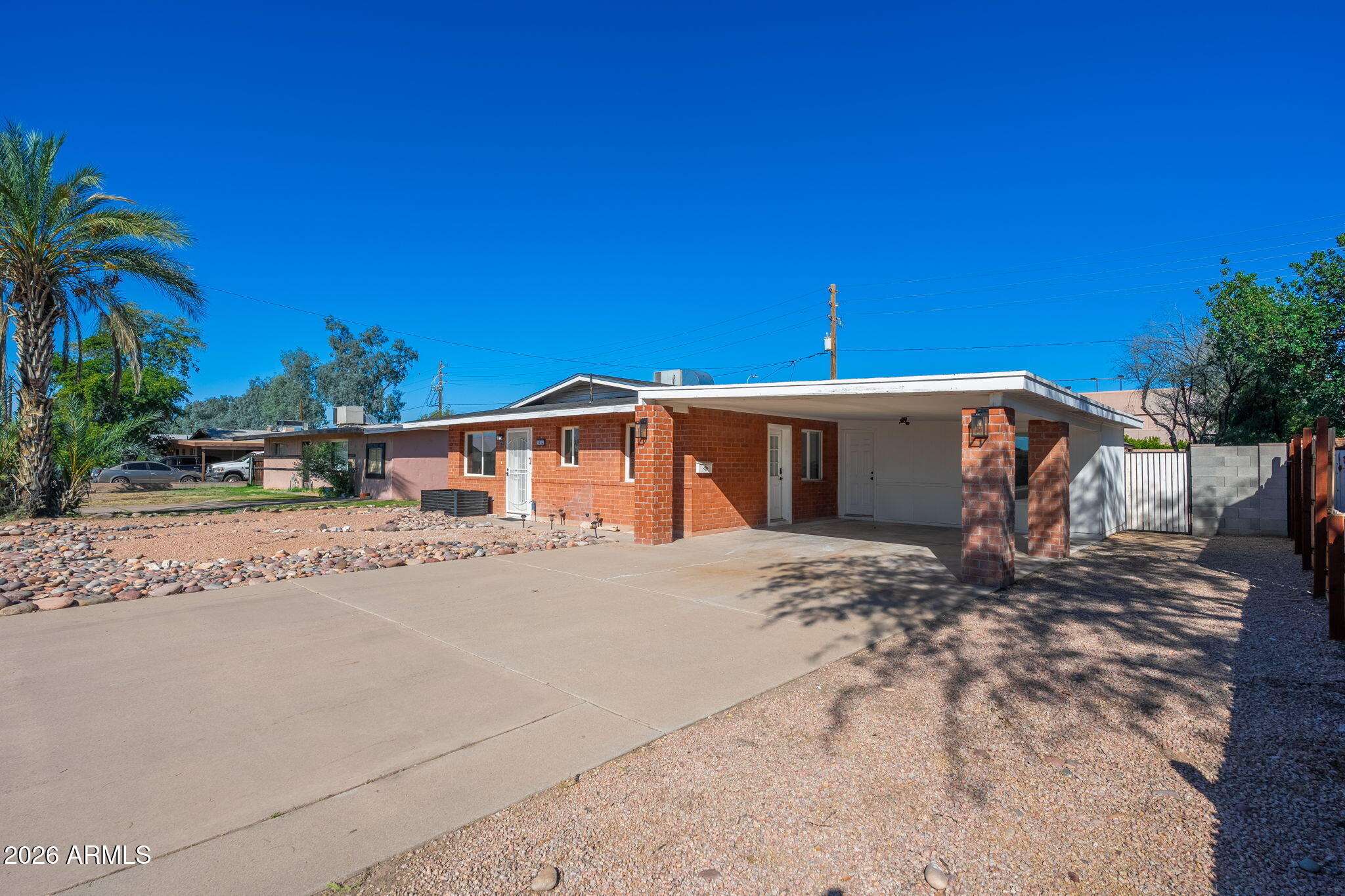 1512 W FAIRMONT Drive