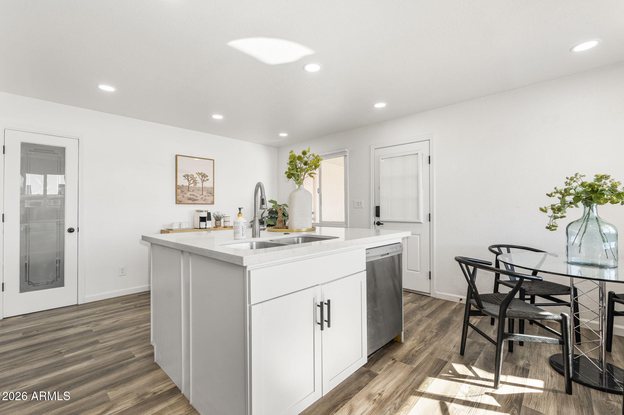 1512 W FAIRMONT Drive