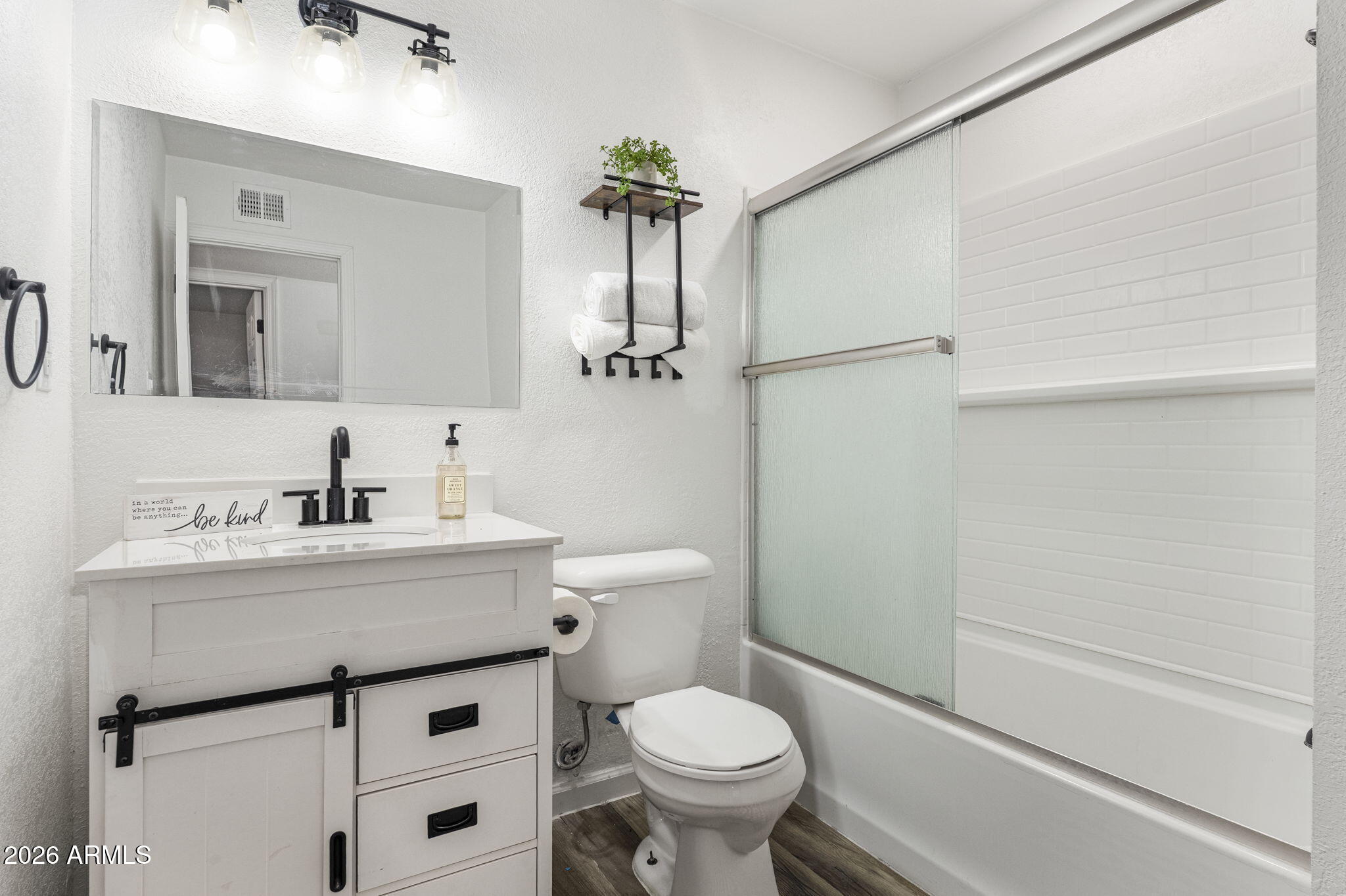 1512 W FAIRMONT Drive