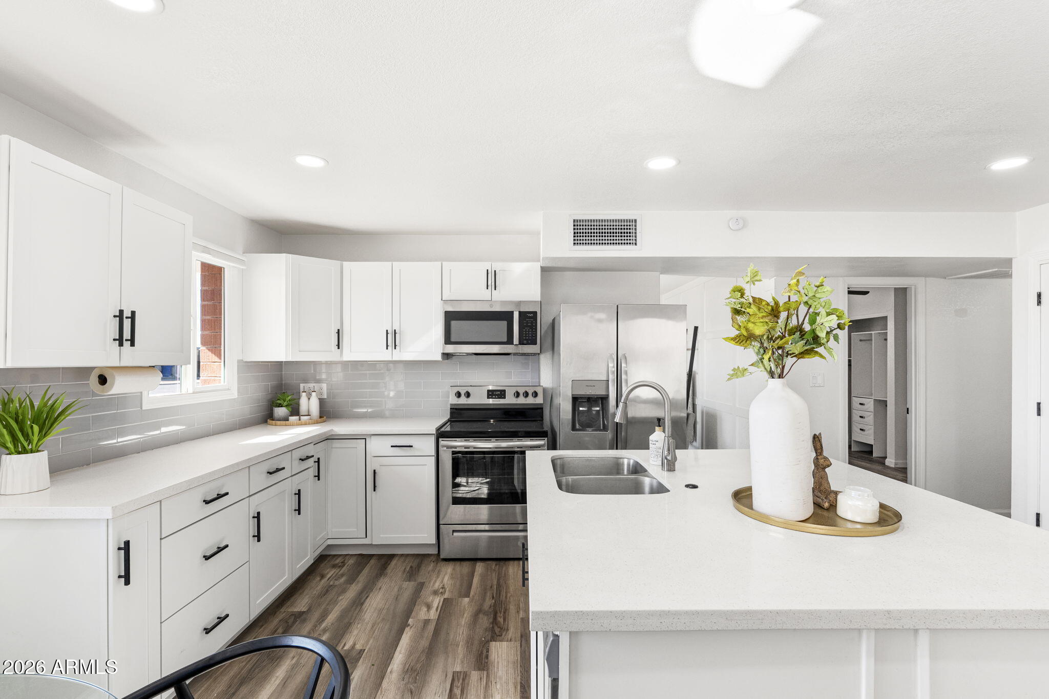 1512 W FAIRMONT Drive