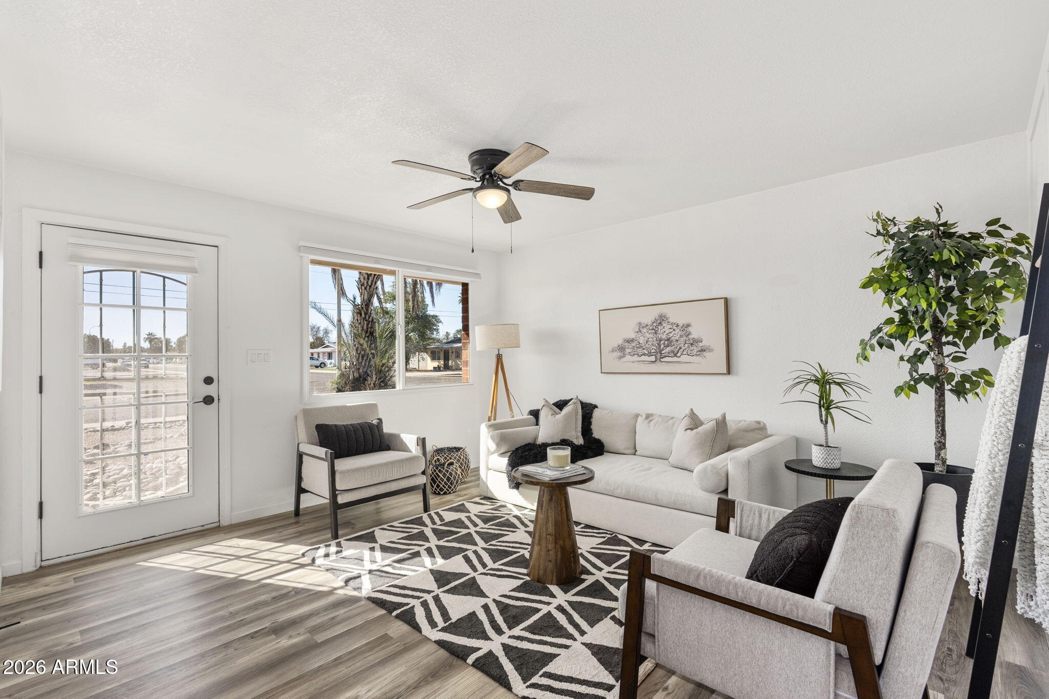 1512 W FAIRMONT Drive