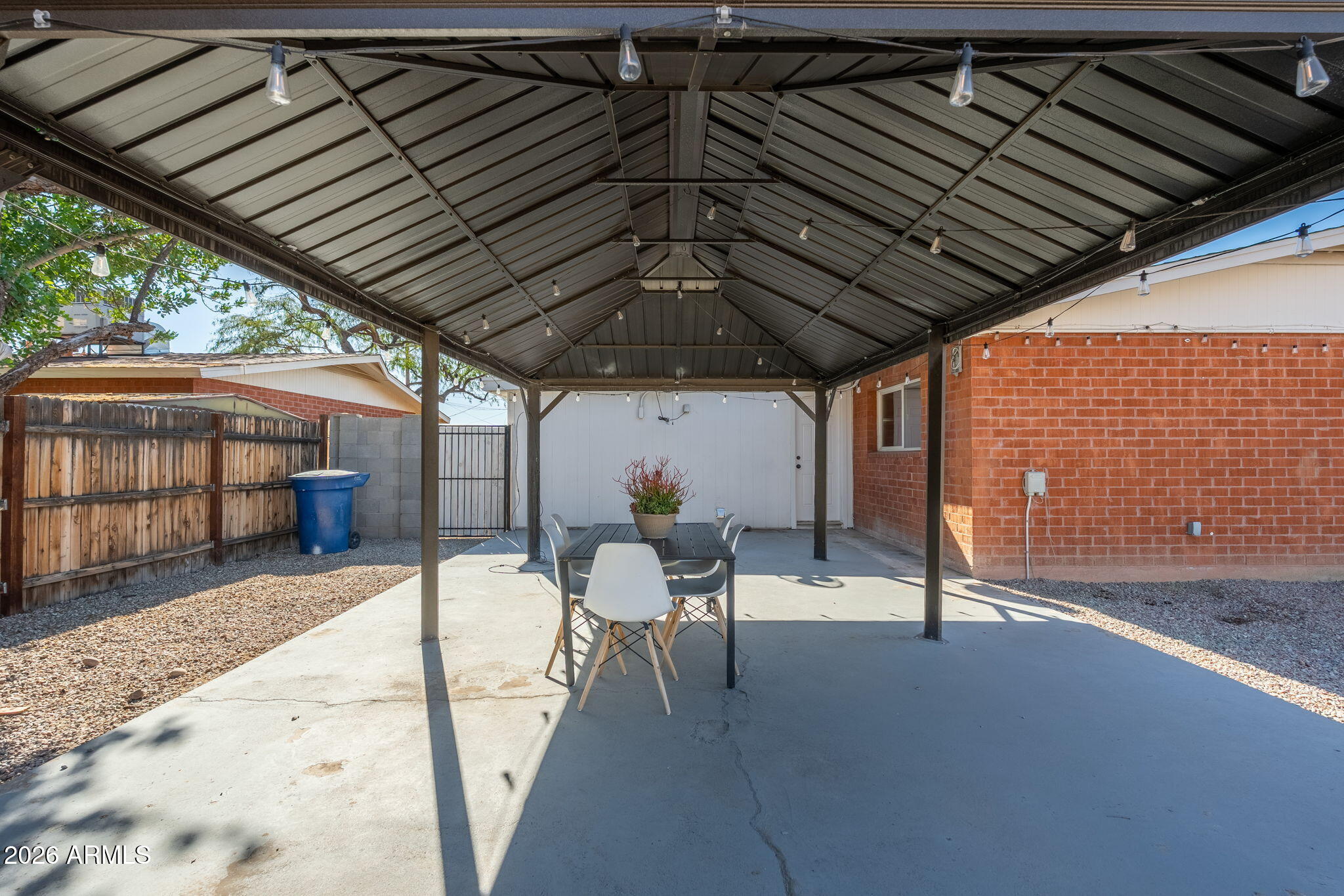 1512 W FAIRMONT Drive