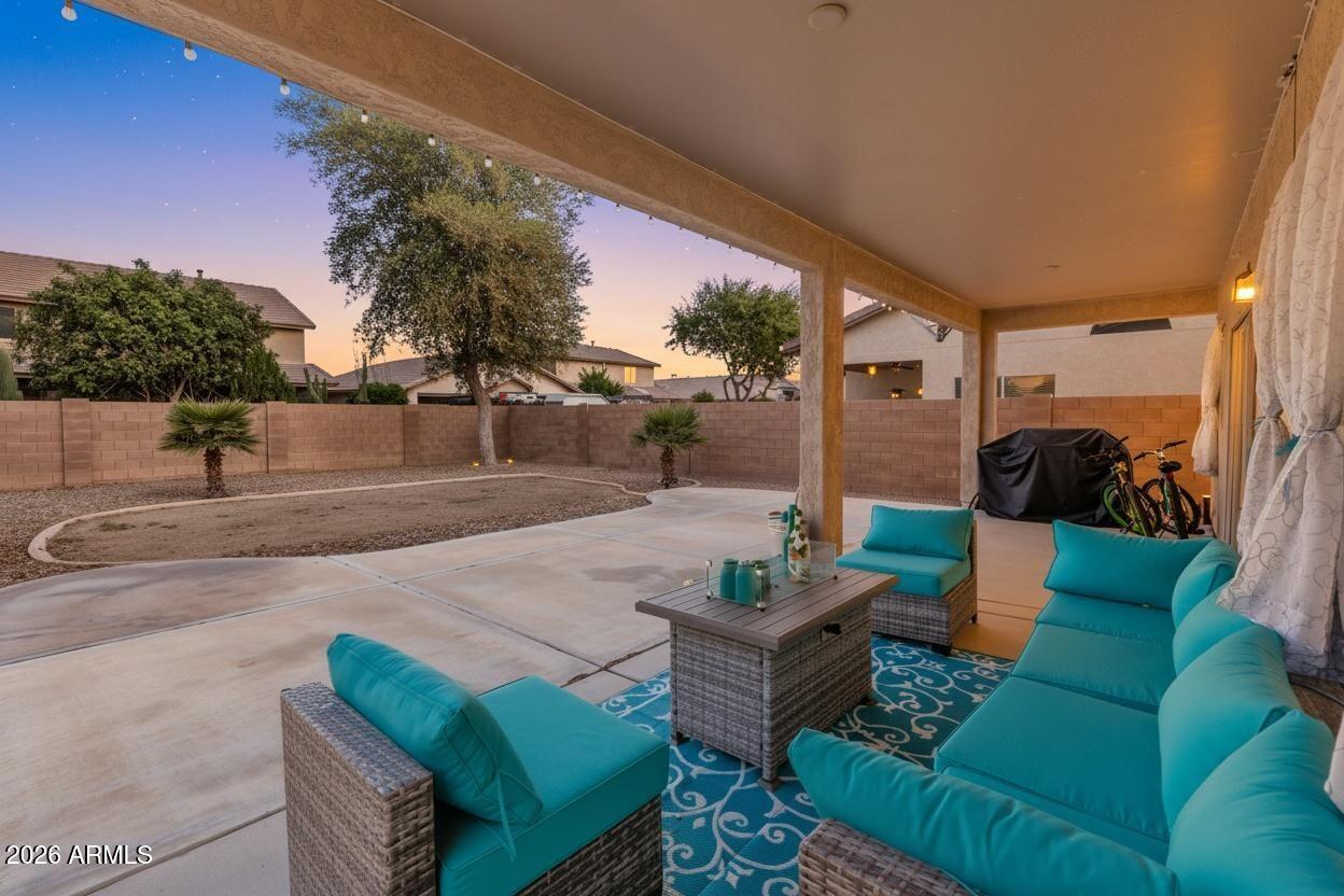 44250 W VINEYARD Street