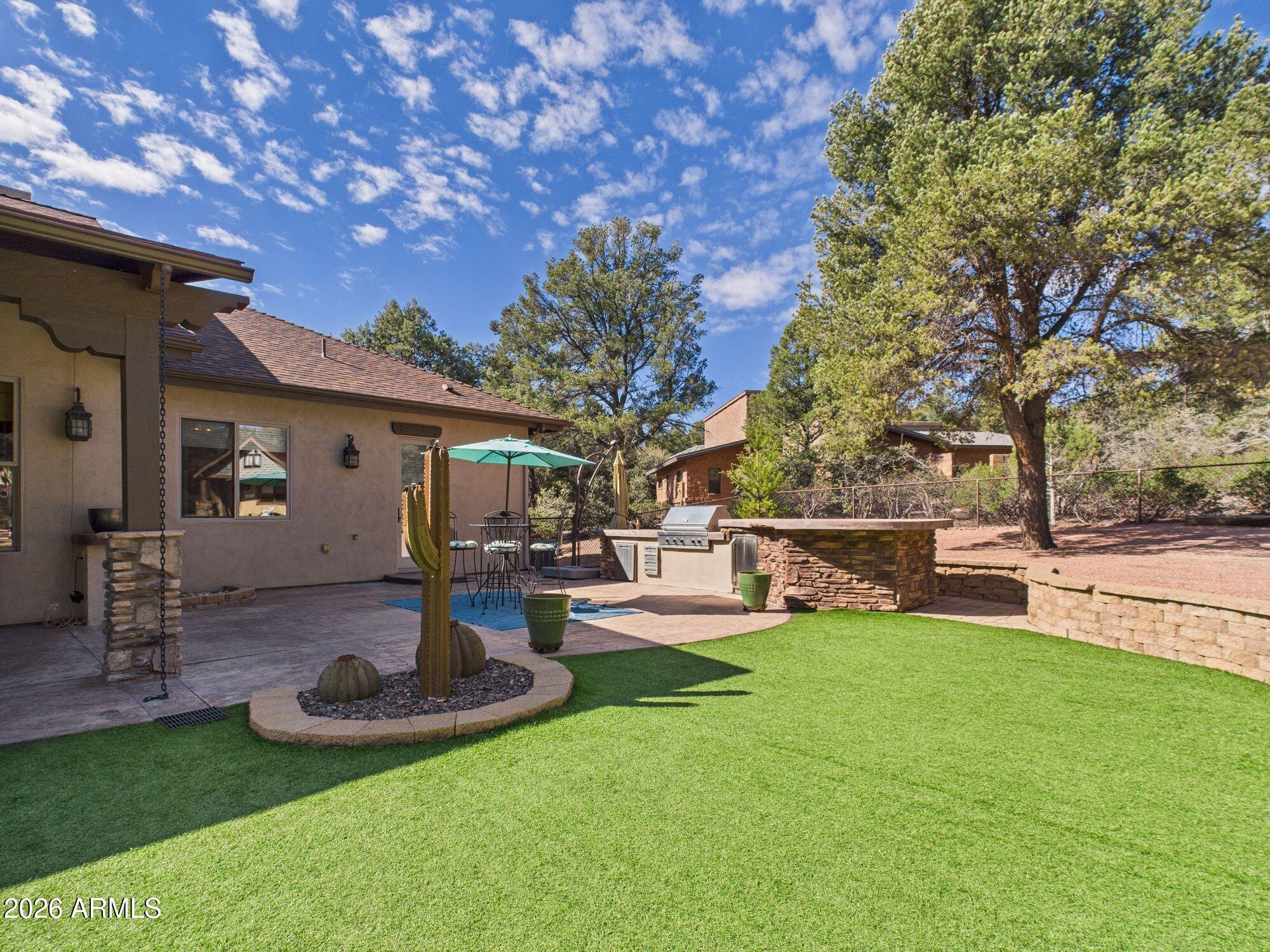 1006 W ROCK SPRINGS Circle